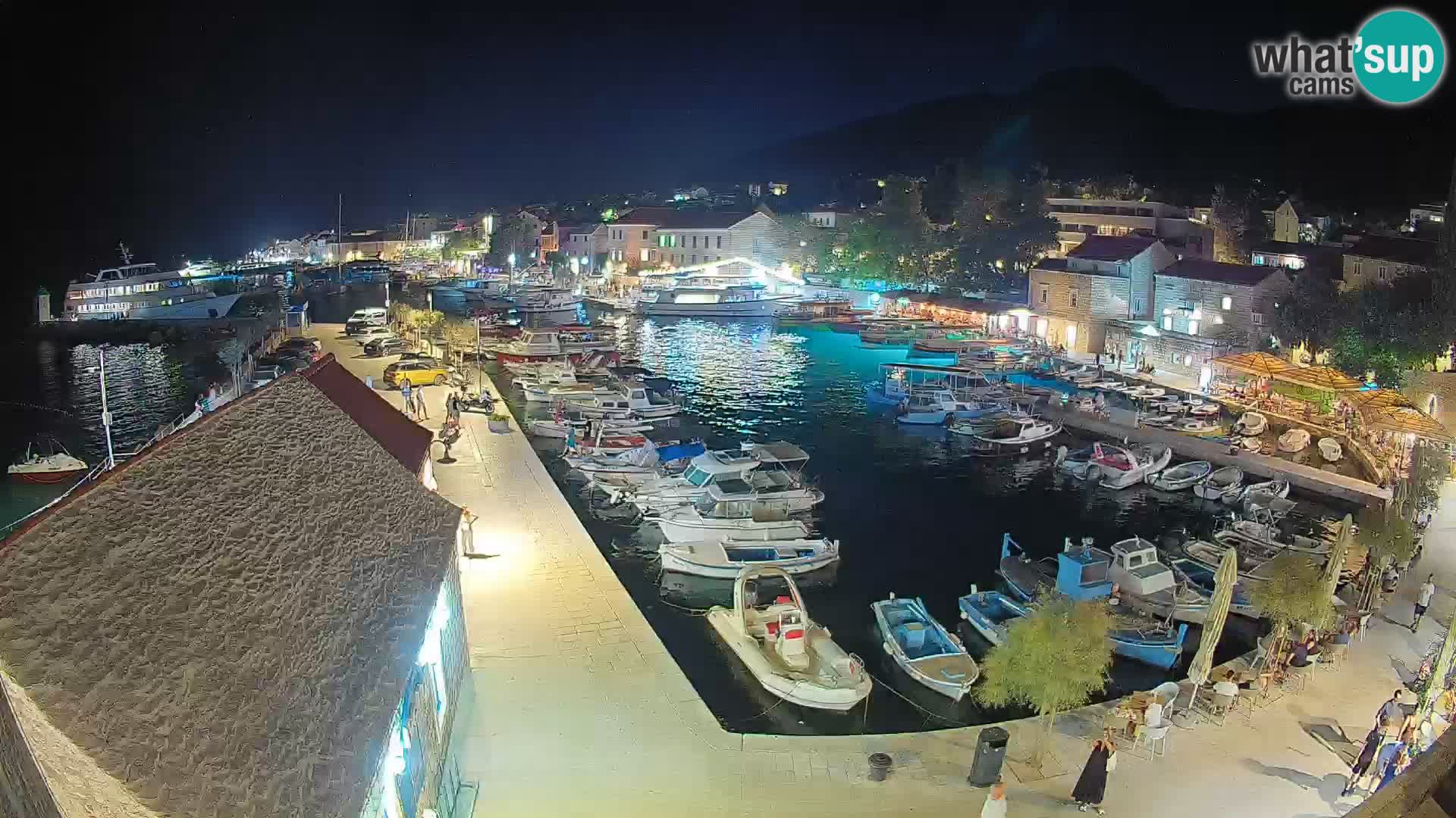 Spletna kamera Bol pristanišče – Pogled v živo na Rivo in marino