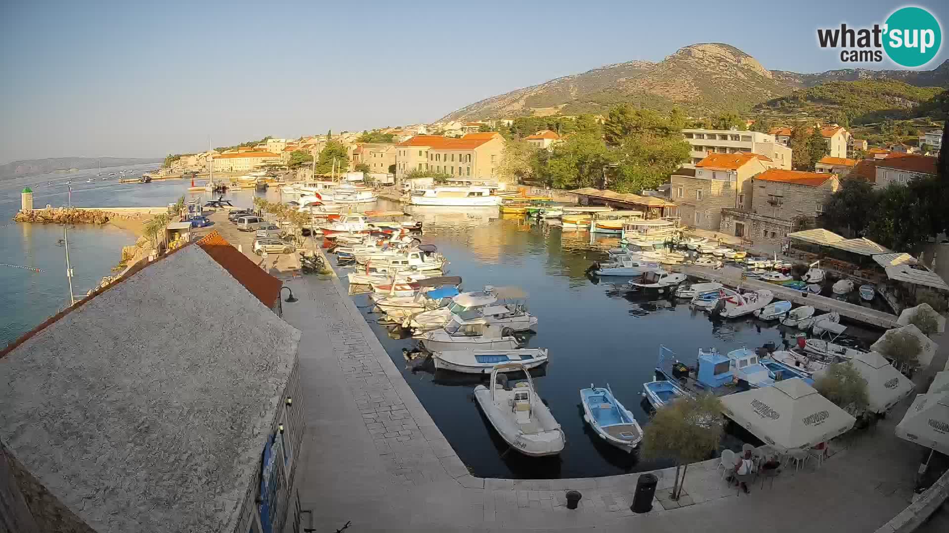 Web kamera Bol Riva – Pogled uživo na luku i marinu