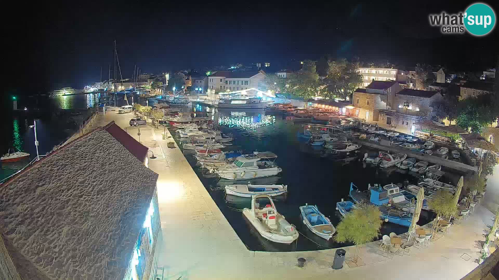 Web kamera Bol Riva – Pogled uživo na luku i marinu