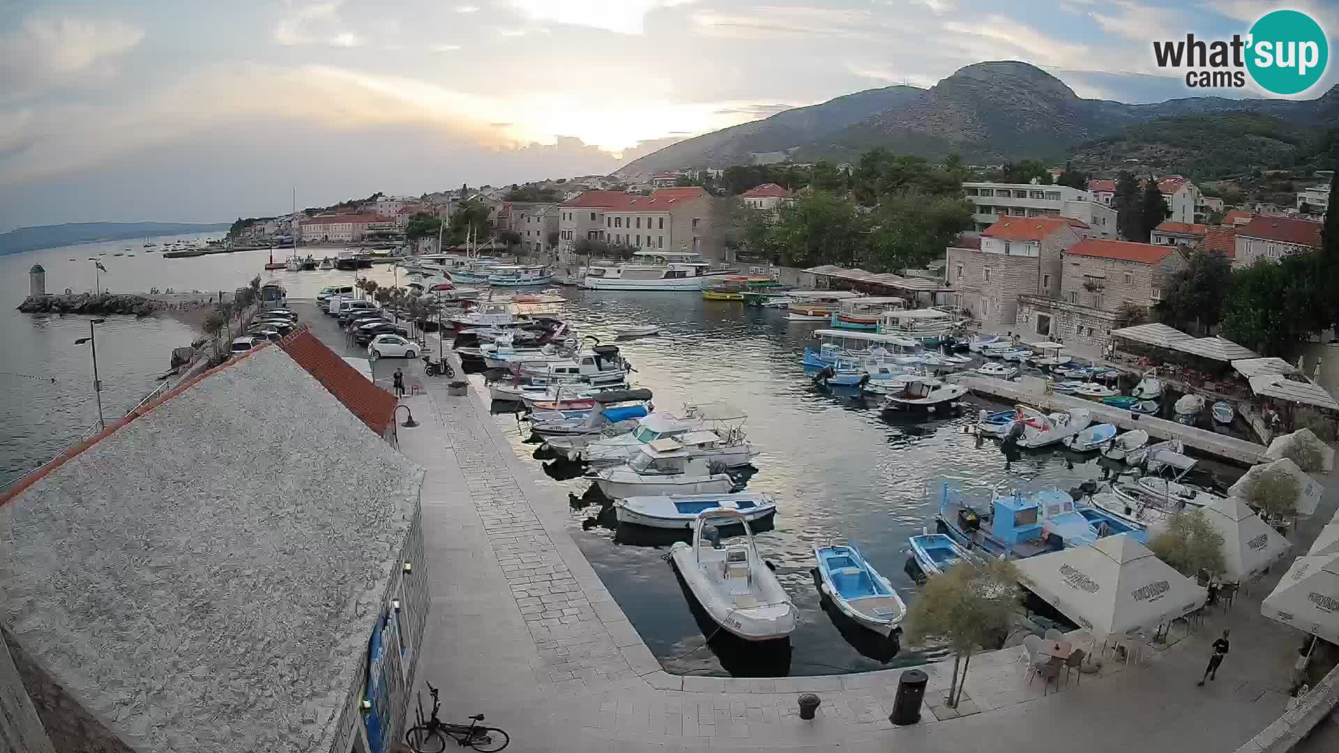 Spletna kamera Bol pristanišče – Pogled v živo na Rivo in marino