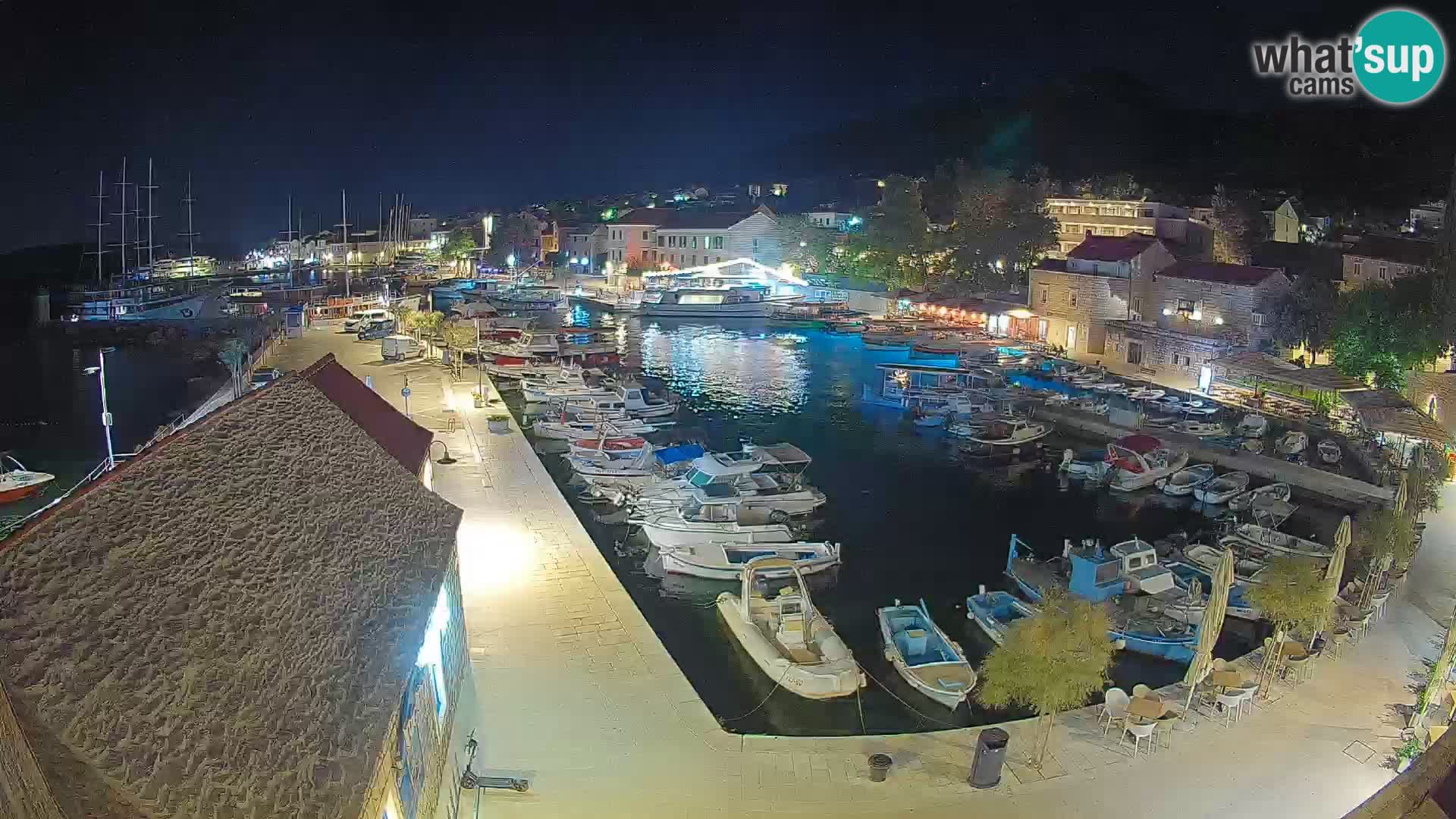 Spletna kamera Bol pristanišče – Pogled v živo na Rivo in marino