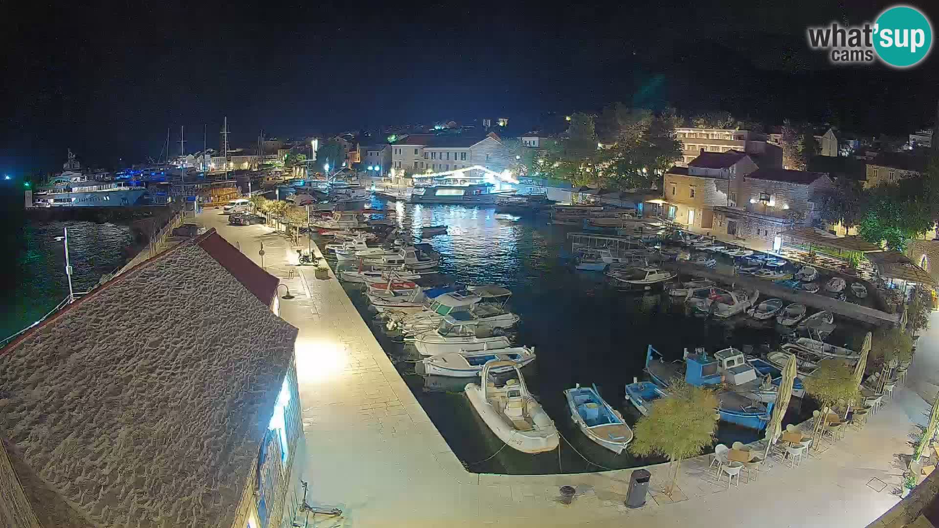Web kamera Bol Riva – Pogled uživo na luku i marinu