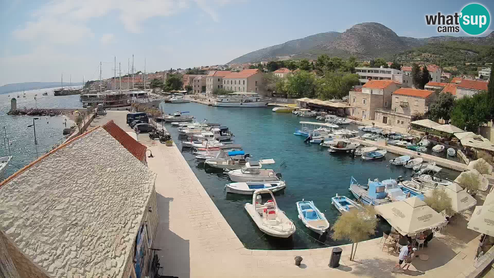Web kamera Bol Riva – Pogled uživo na luku i marinu
