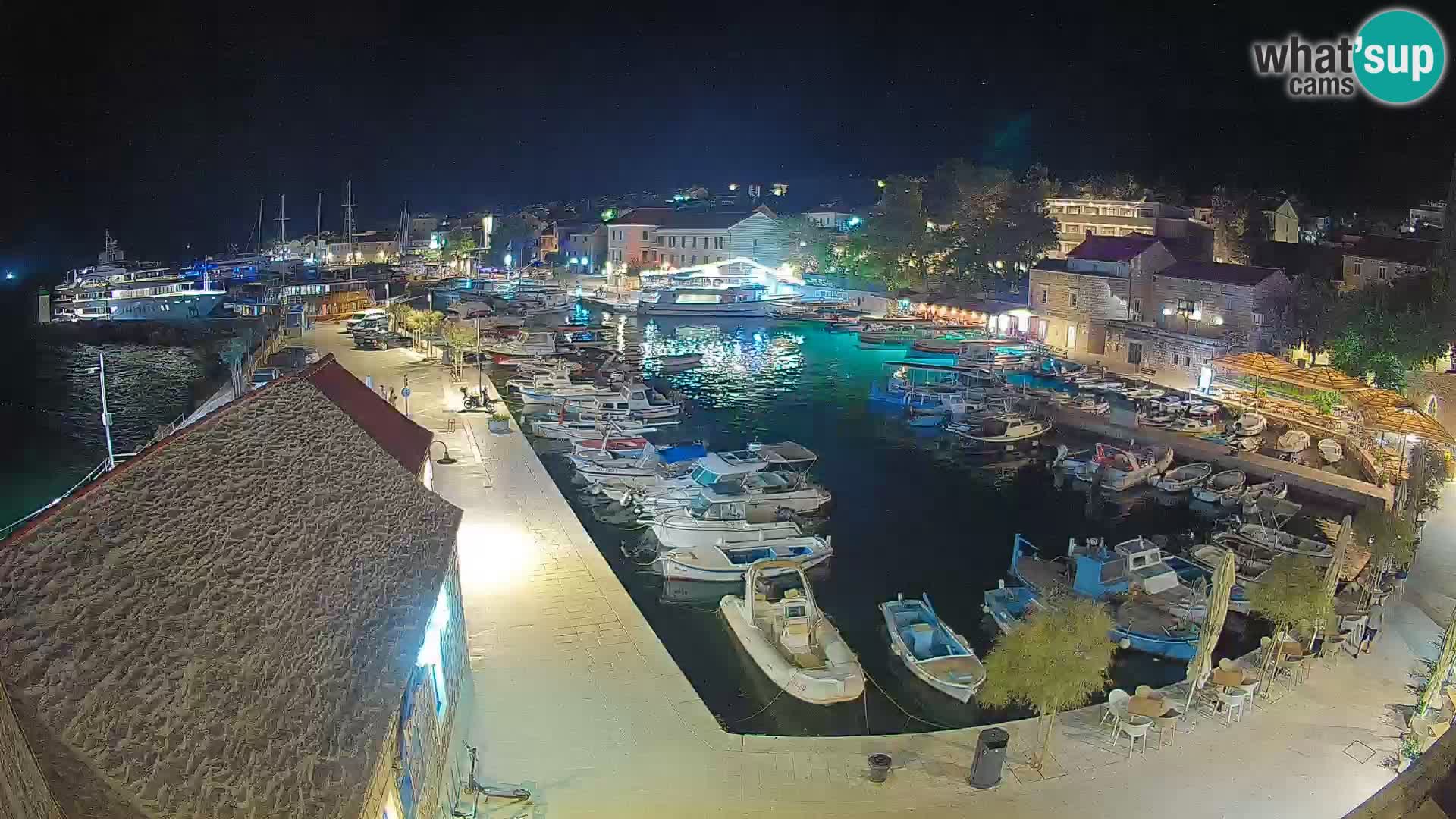 Spletna kamera Bol pristanišče – Pogled v živo na Rivo in marino