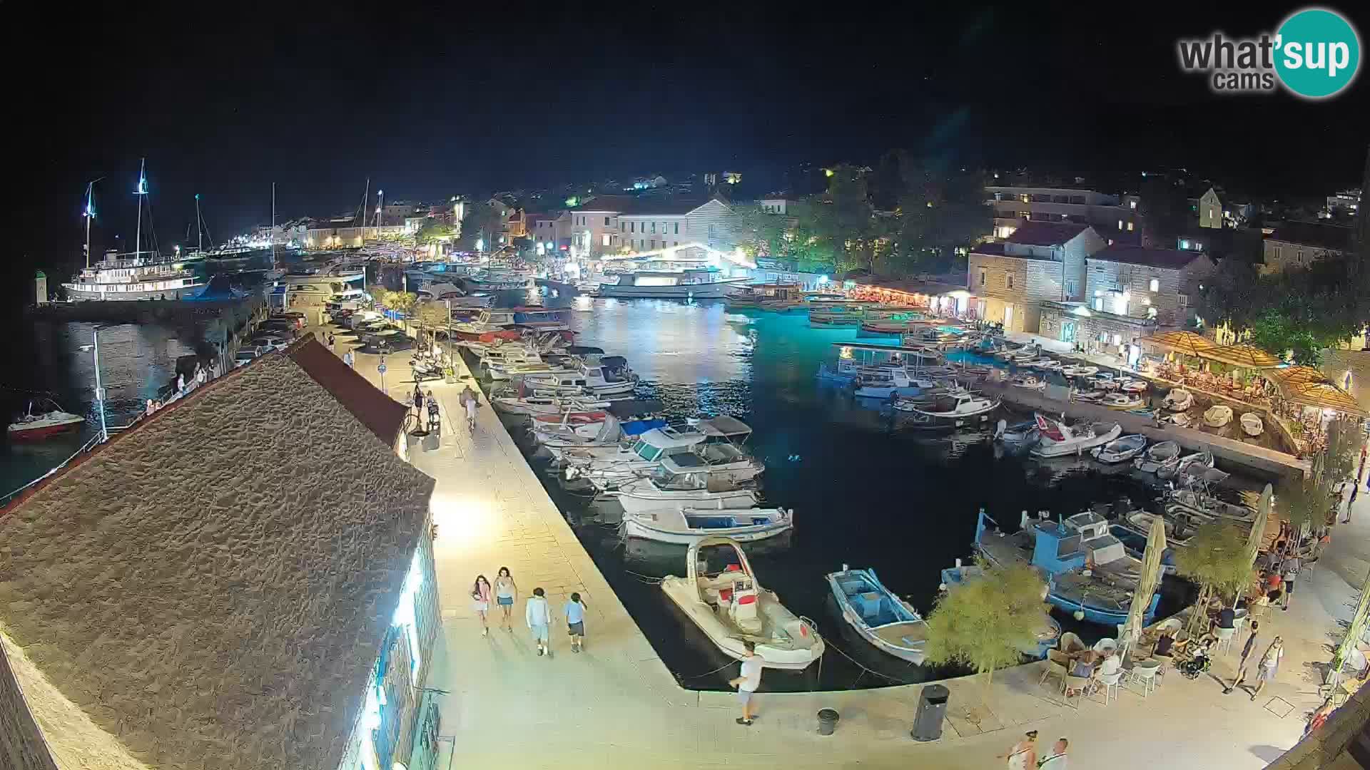 Spletna kamera Bol pristanišče – Pogled v živo na Rivo in marino