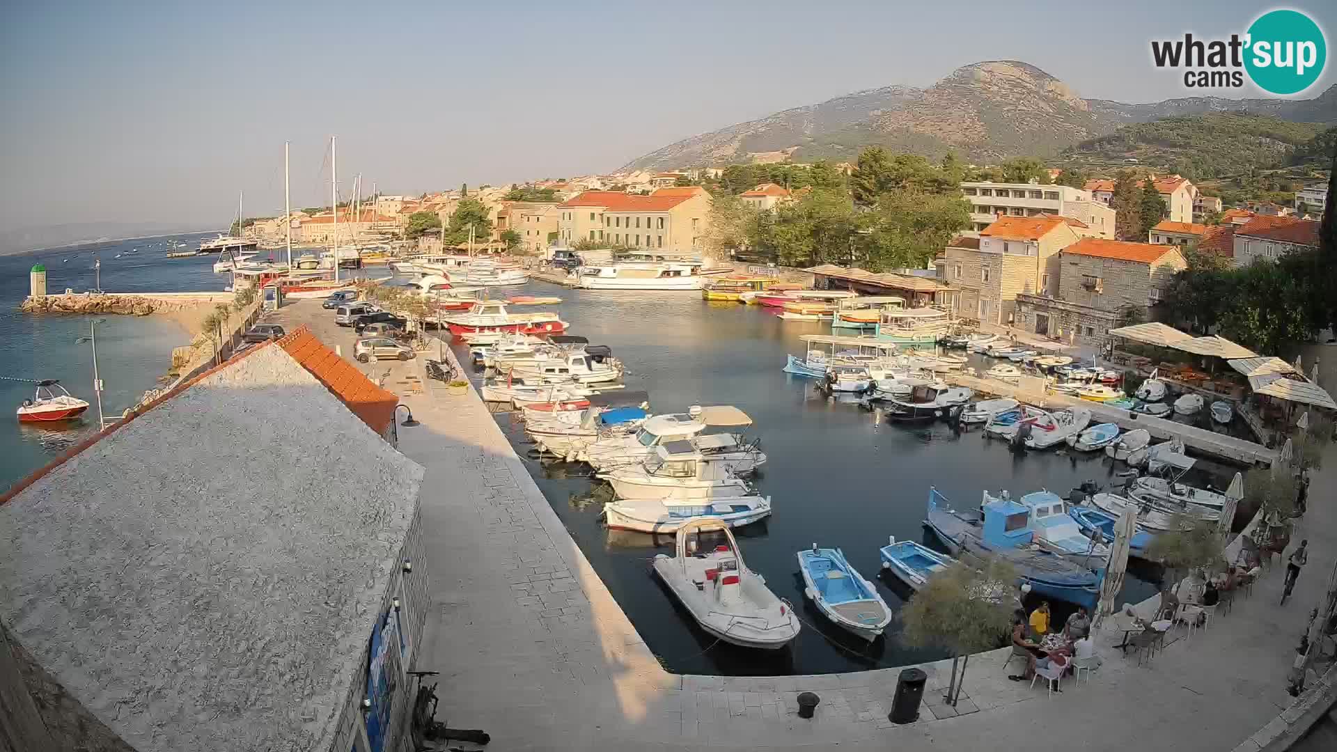 Web kamera Bol Riva – Pogled uživo na luku i marinu