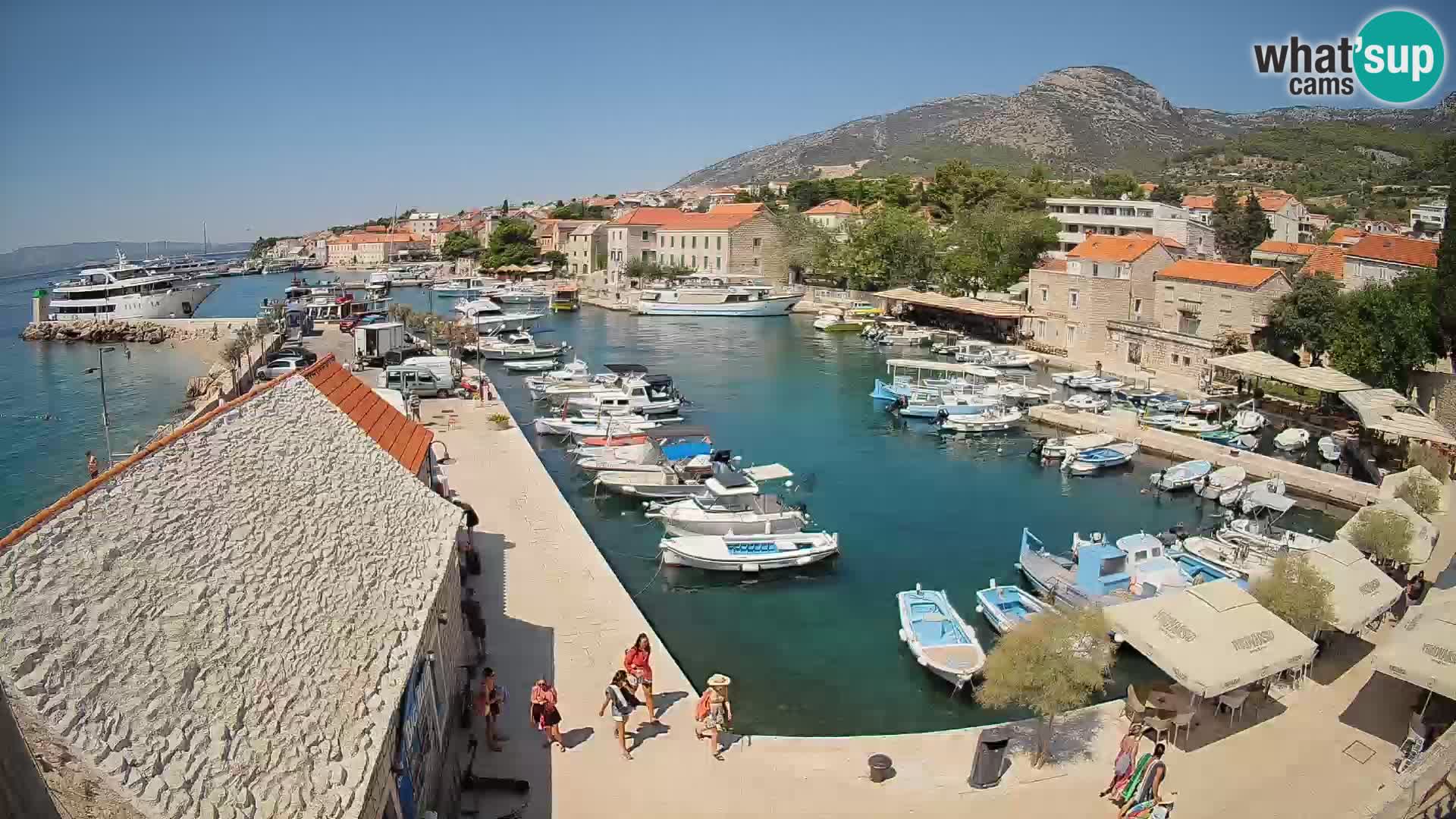 Web kamera Bol Riva – Pogled uživo na luku i marinu