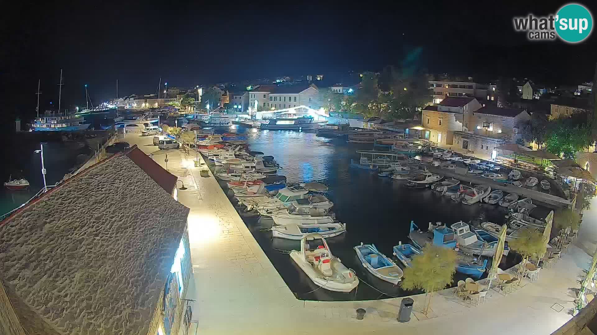 Web kamera Bol Riva – Pogled uživo na luku i marinu