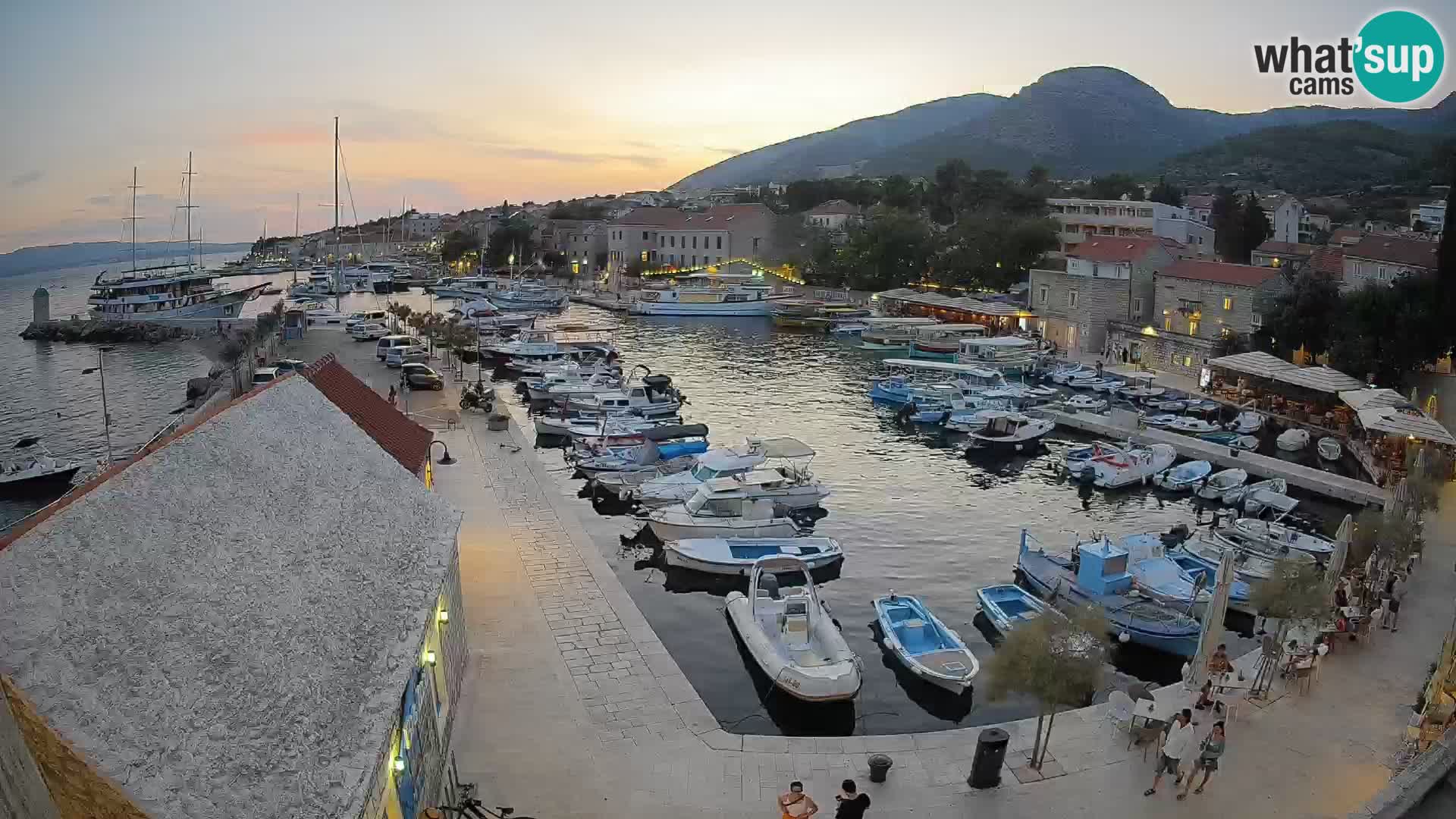 Web kamera Bol Riva – Pogled uživo na luku i marinu