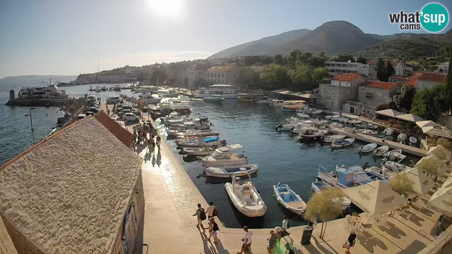 Web kamera Bol Riva – Pogled uživo na luku i marinu