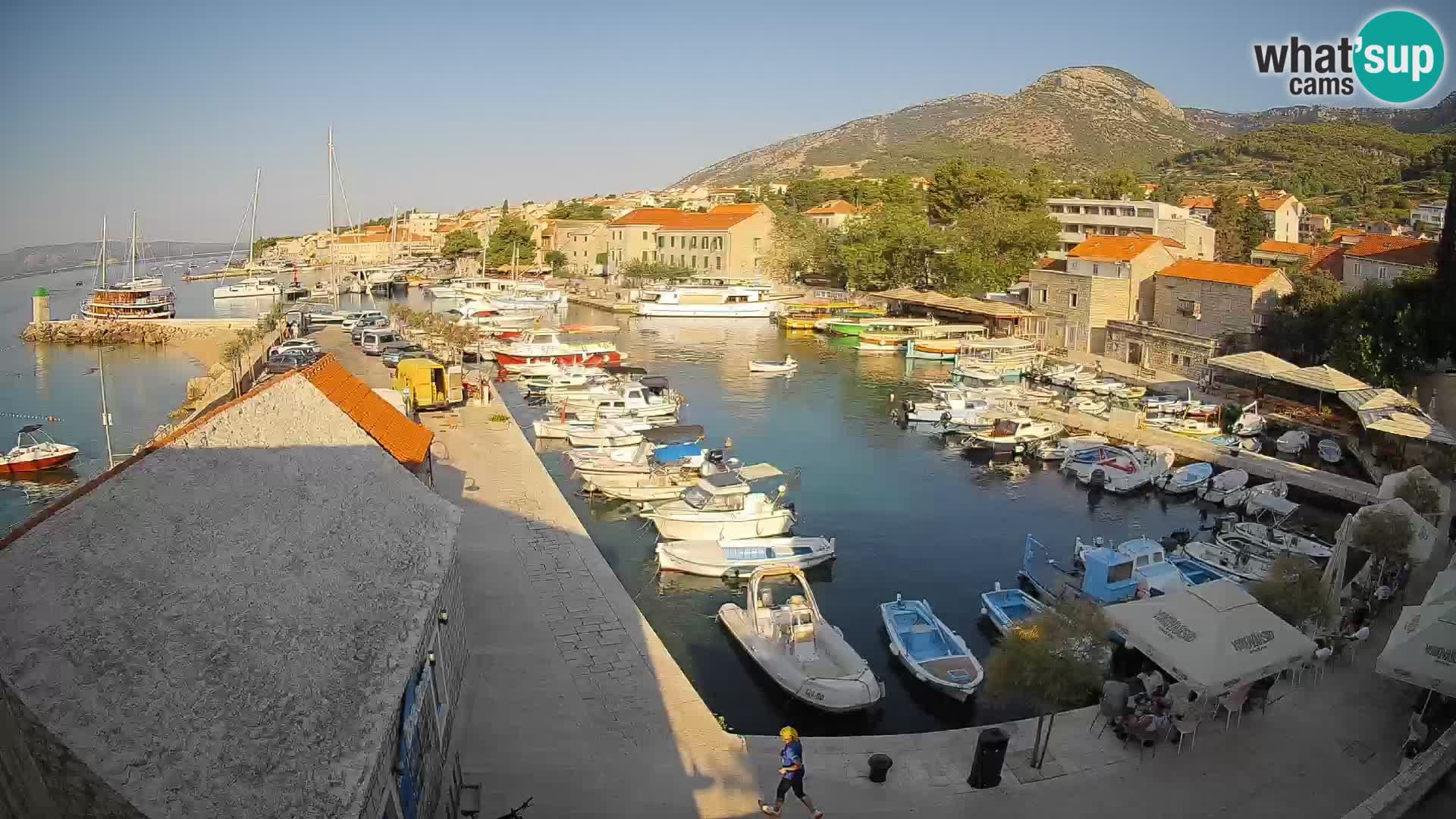 Spletna kamera Bol pristanišče – Pogled v živo na Rivo in marino