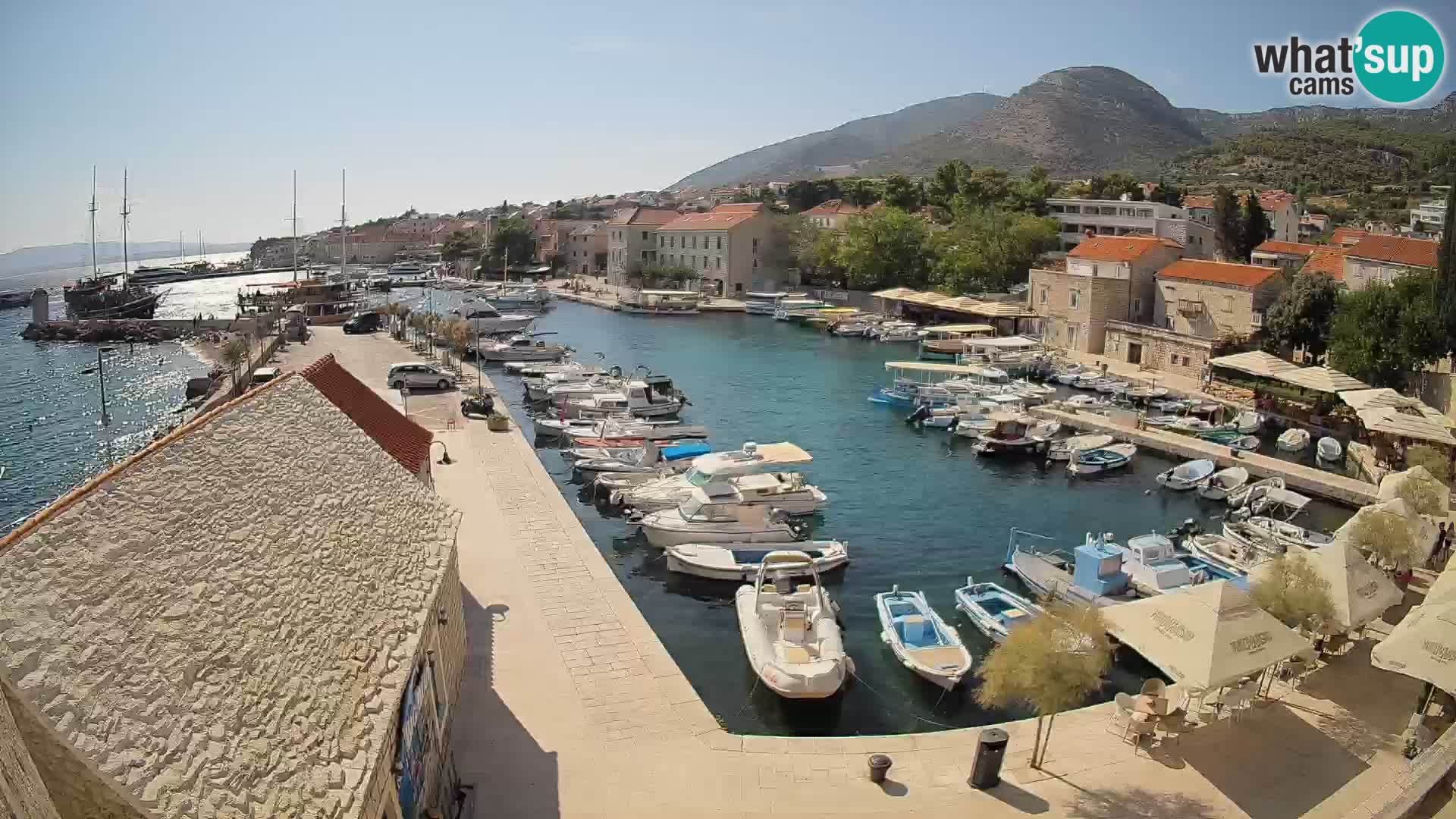 Web kamera Bol Riva – Pogled uživo na luku i marinu