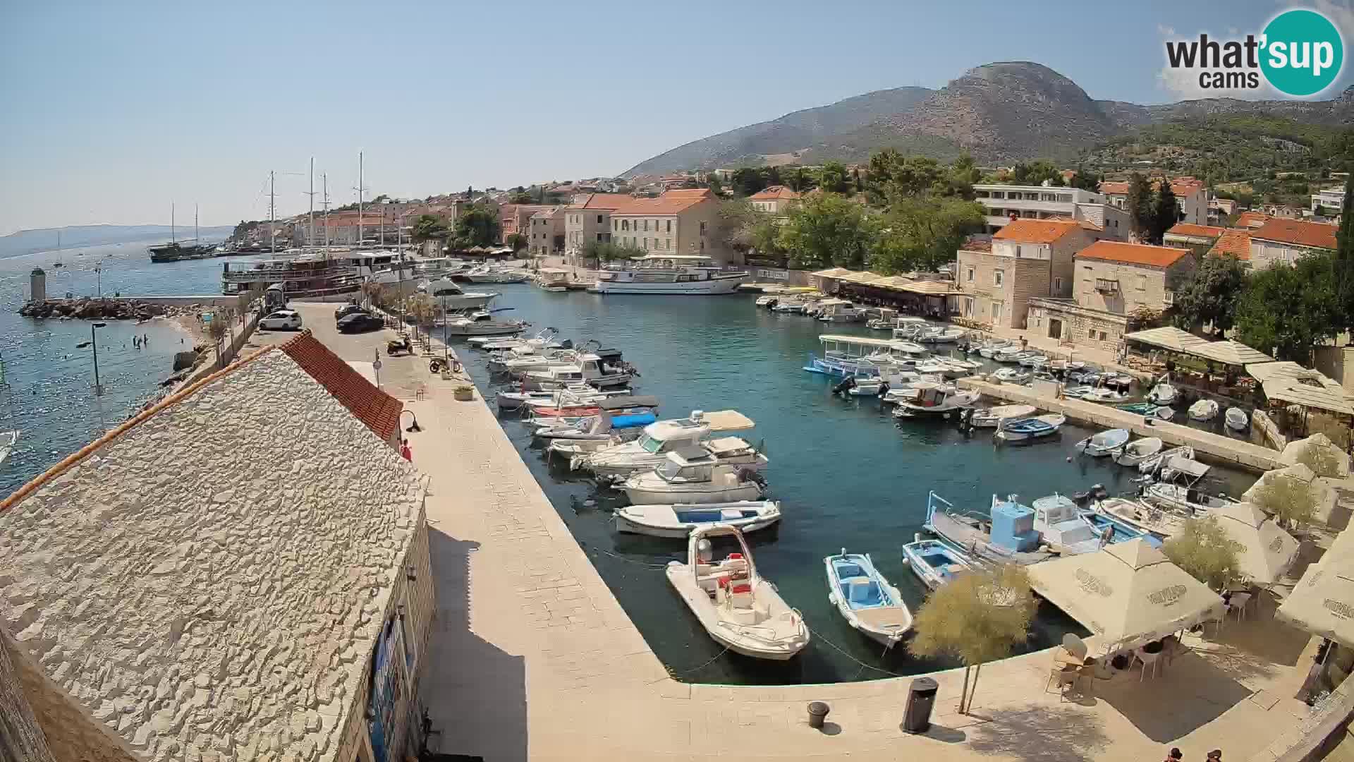 Spletna kamera Bol pristanišče – Pogled v živo na Rivo in marino