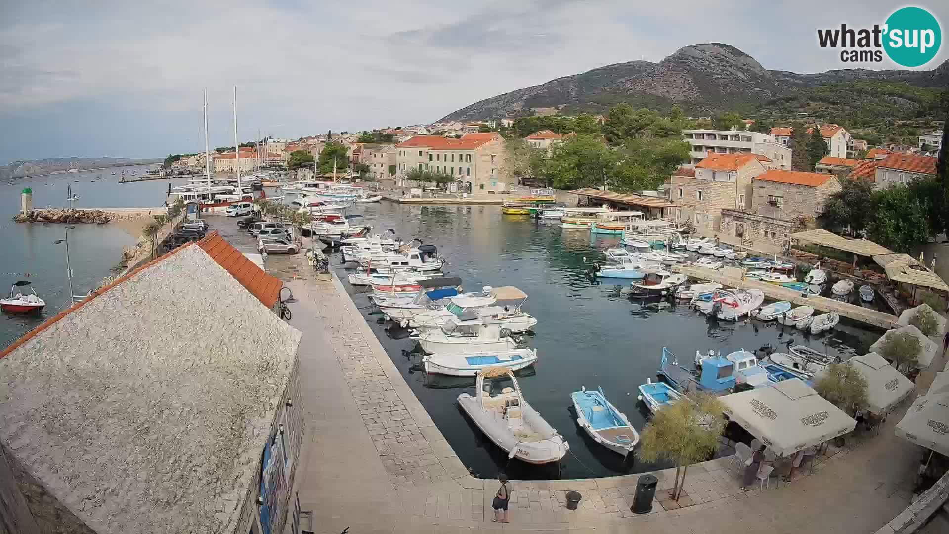 Spletna kamera Bol pristanišče – Pogled v živo na Rivo in marino