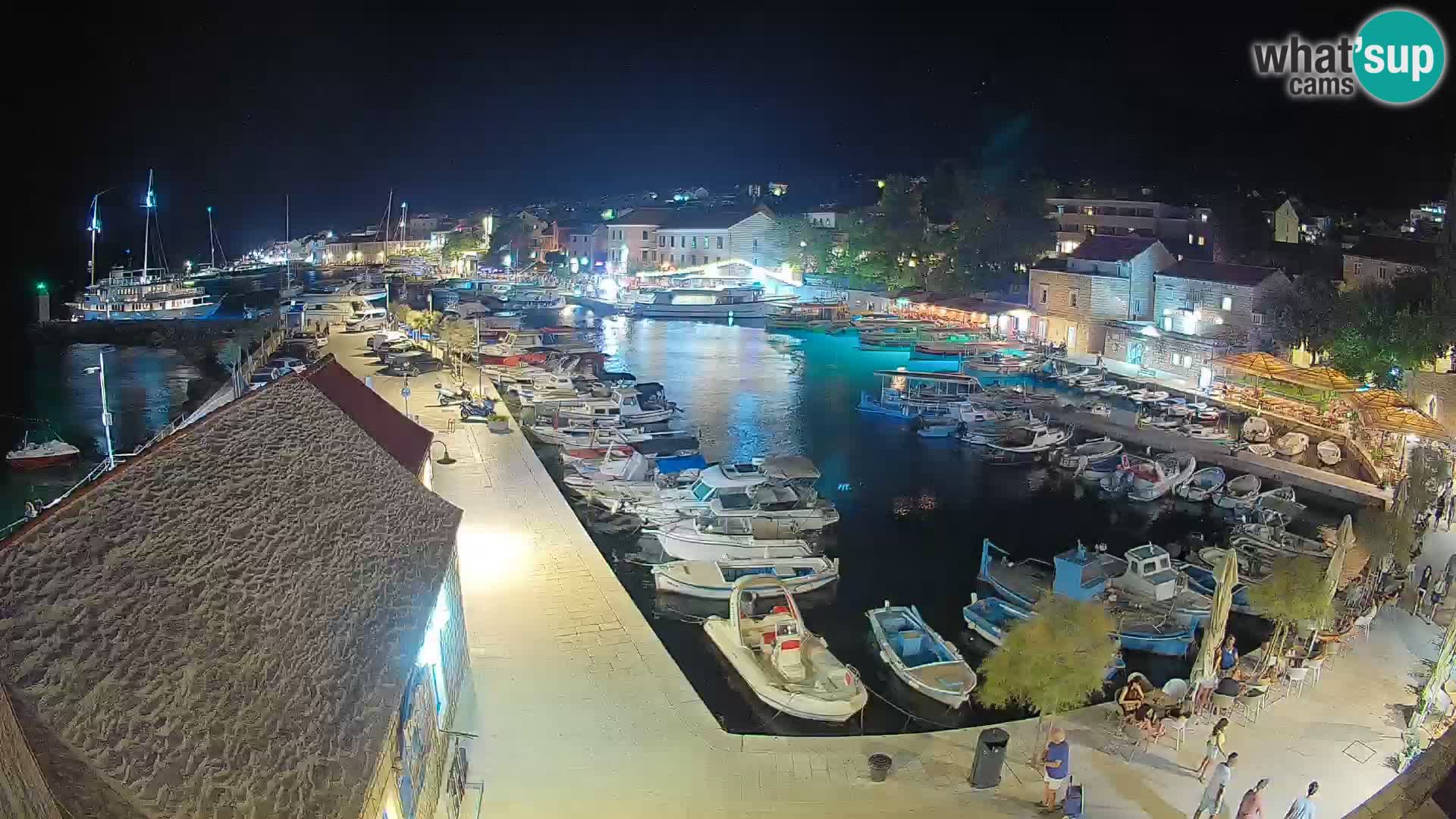 Web kamera Bol Riva – Pogled uživo na luku i marinu