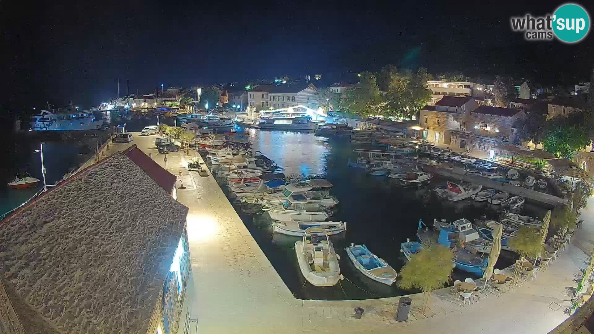 Web kamera Bol Riva – Pogled uživo na luku i marinu