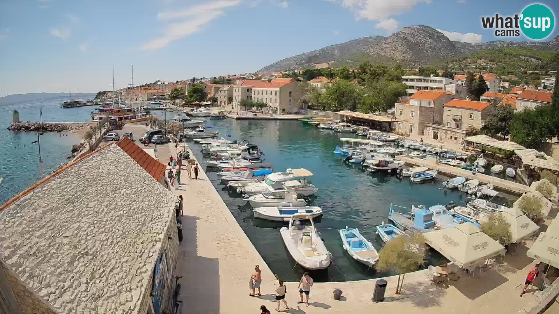 Spletna kamera Bol pristanišče – Pogled v živo na Rivo in marino