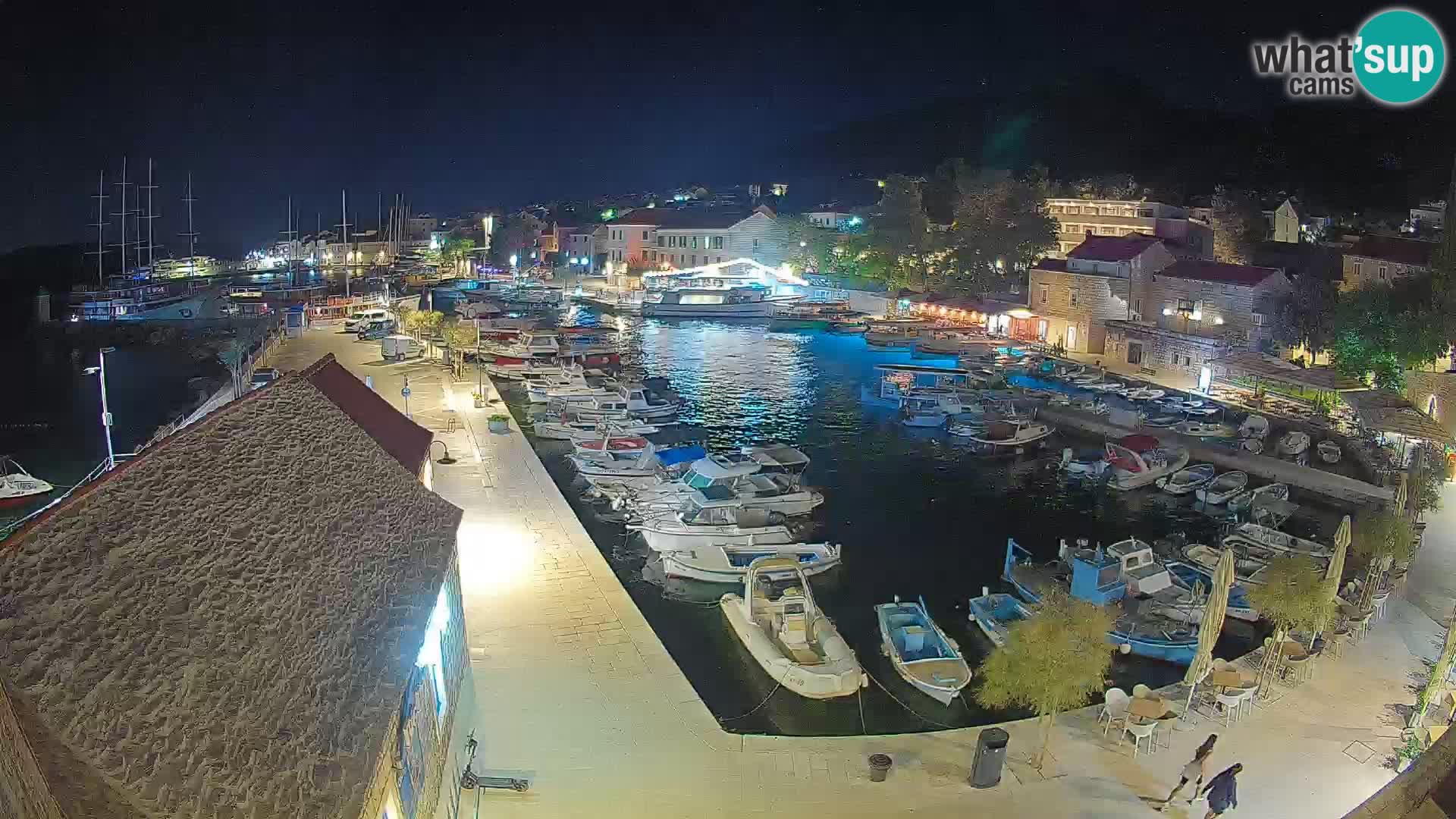 Web kamera Bol Riva – Pogled uživo na luku i marinu