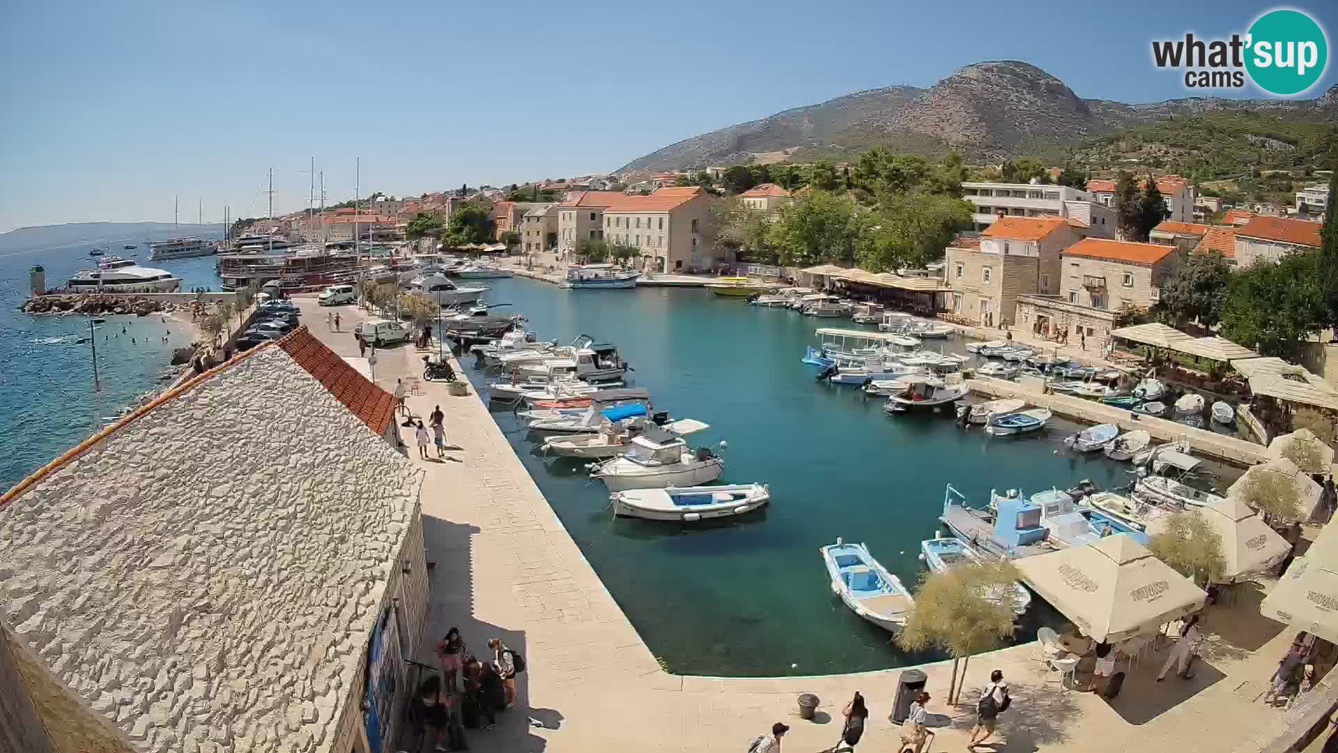 Spletna kamera Bol pristanišče – Pogled v živo na Rivo in marino