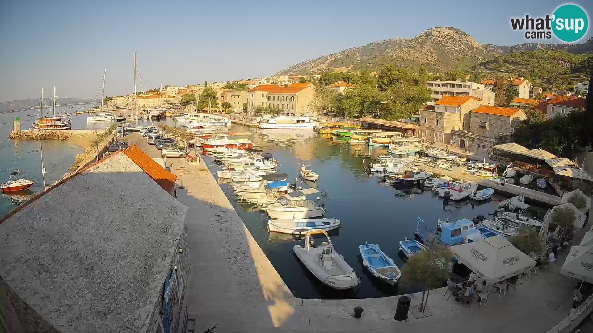 Web kamera Bol Riva – Pogled uživo na luku i marinu