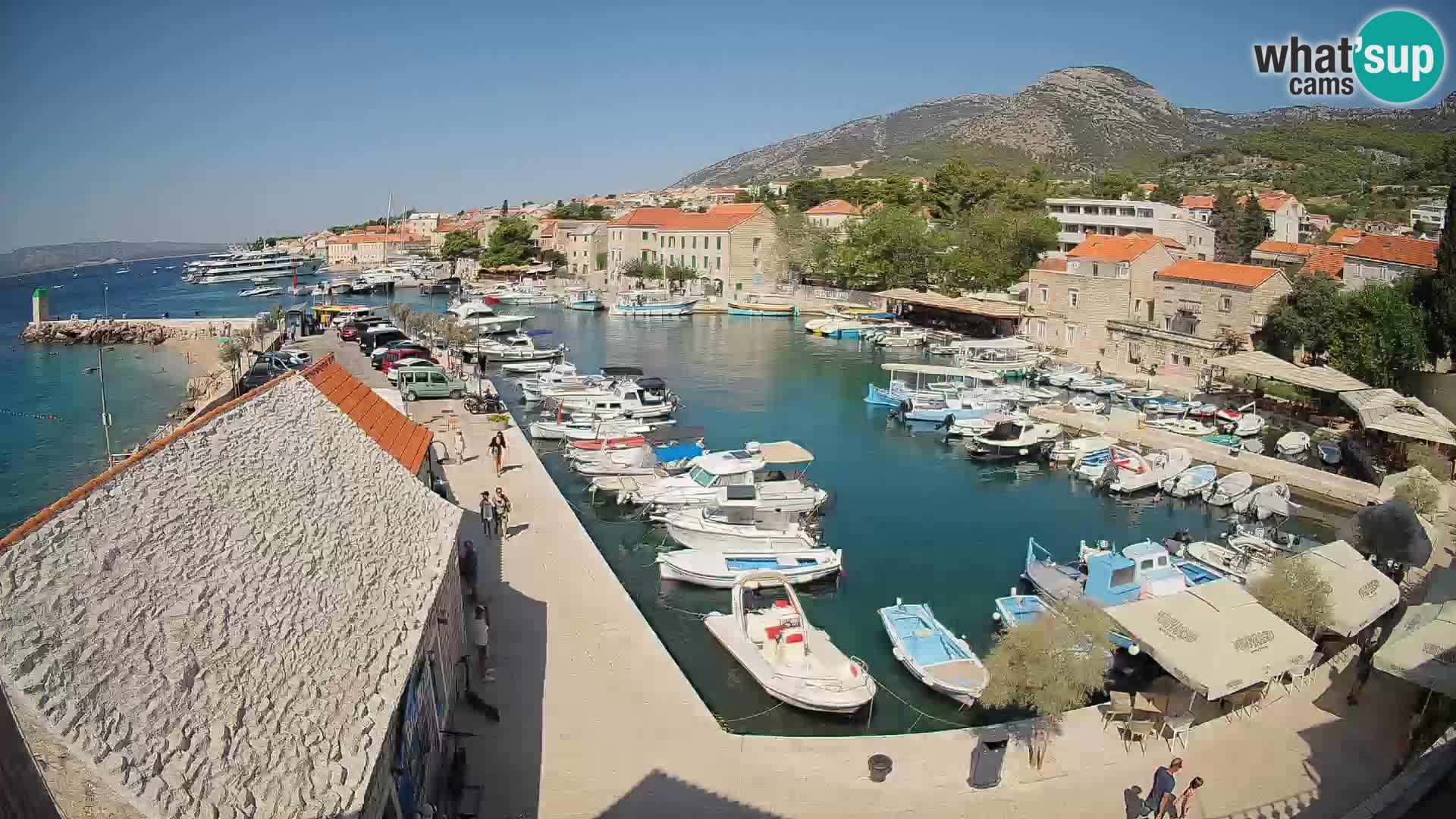 Spletna kamera Bol pristanišče – Pogled v živo na Rivo in marino