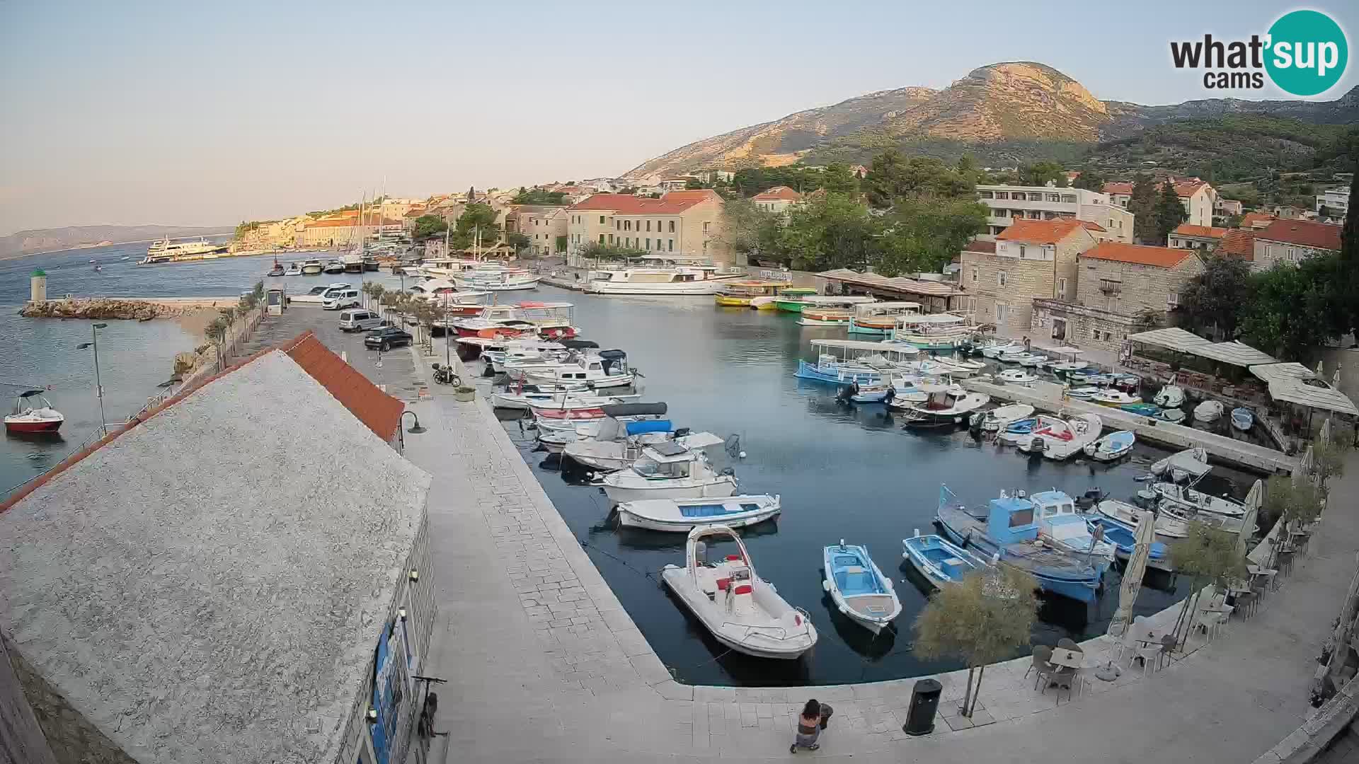 Web kamera Bol Riva – Pogled uživo na luku i marinu