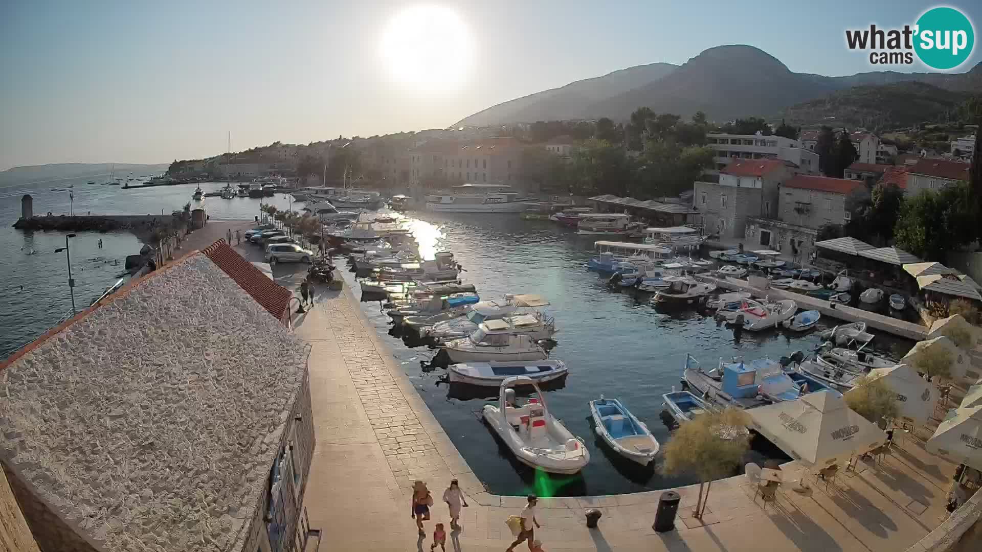 Web kamera Bol Riva – Pogled uživo na luku i marinu