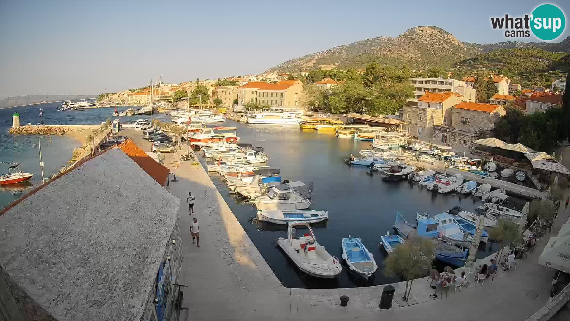 Web kamera Bol Riva – Pogled uživo na luku i marinu