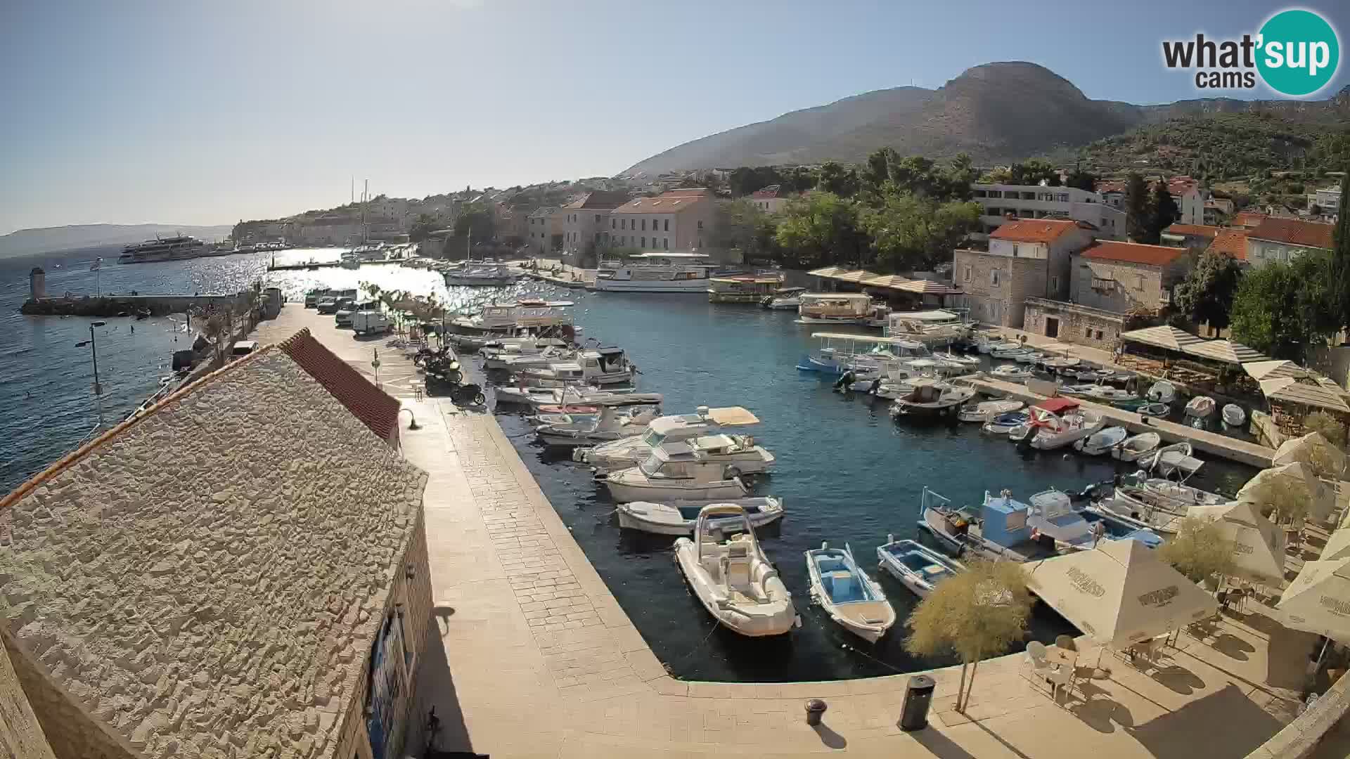 Spletna kamera Bol pristanišče – Pogled v živo na Rivo in marino