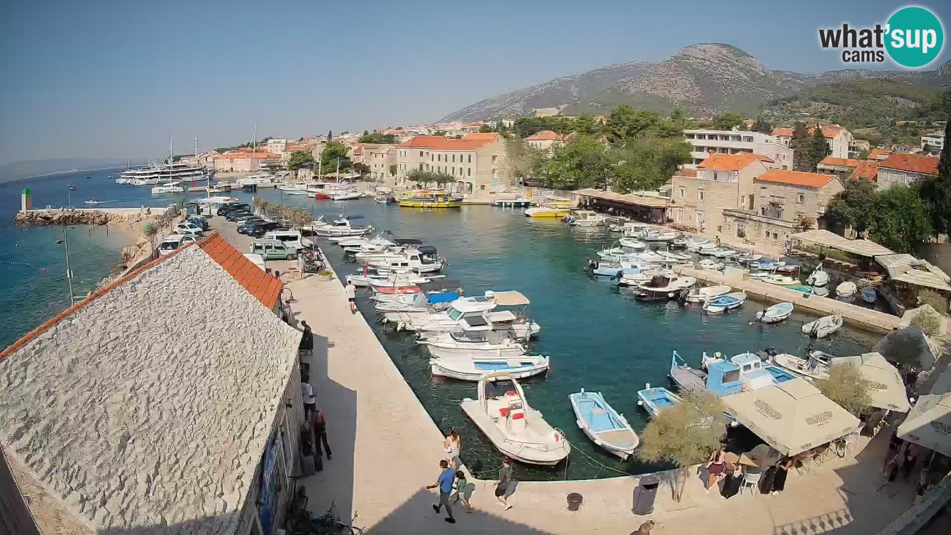 Spletna kamera Bol pristanišče – Pogled v živo na Rivo in marino