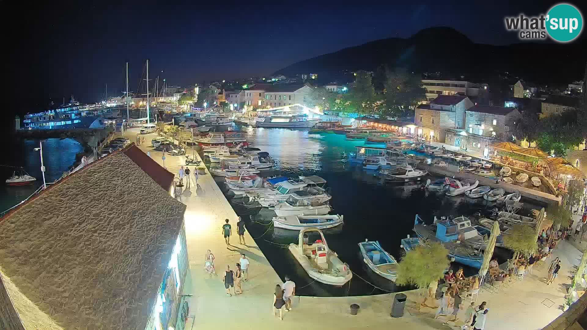 Web kamera Bol Riva – Pogled uživo na luku i marinu