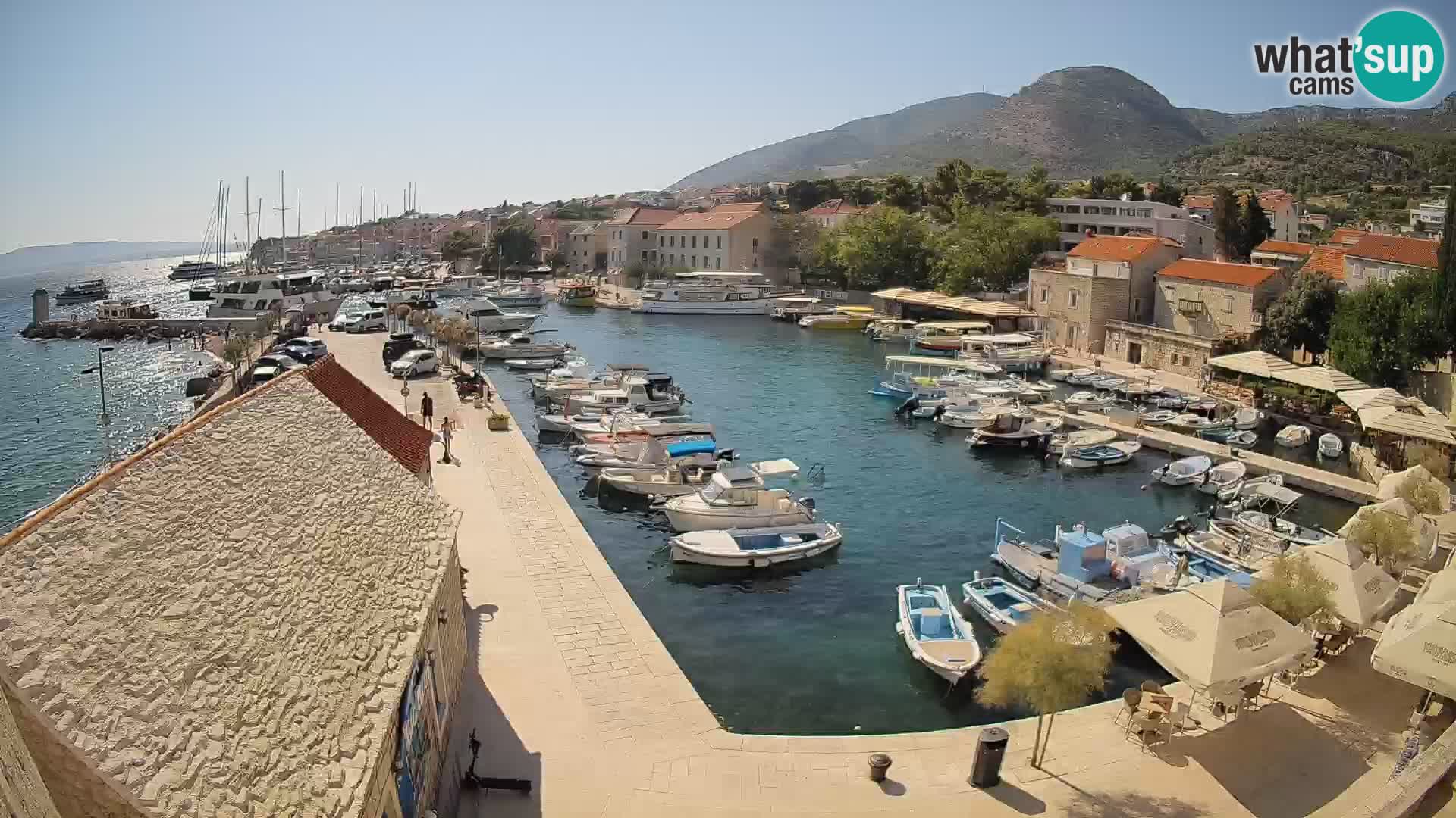 Spletna kamera Bol pristanišče – Pogled v živo na Rivo in marino