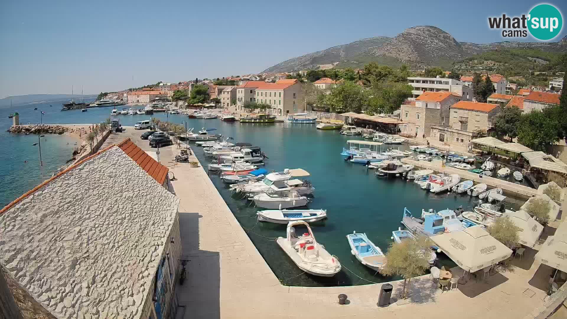 Web kamera Bol Riva – Pogled uživo na luku i marinu