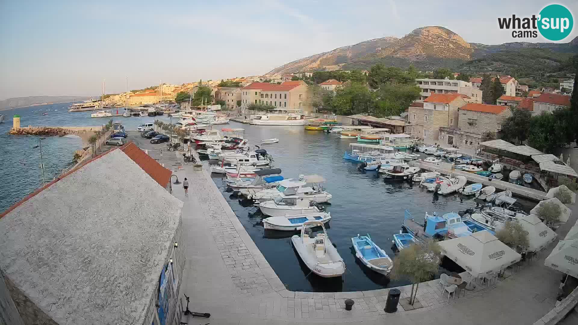 Spletna kamera Bol pristanišče – Pogled v živo na Rivo in marino