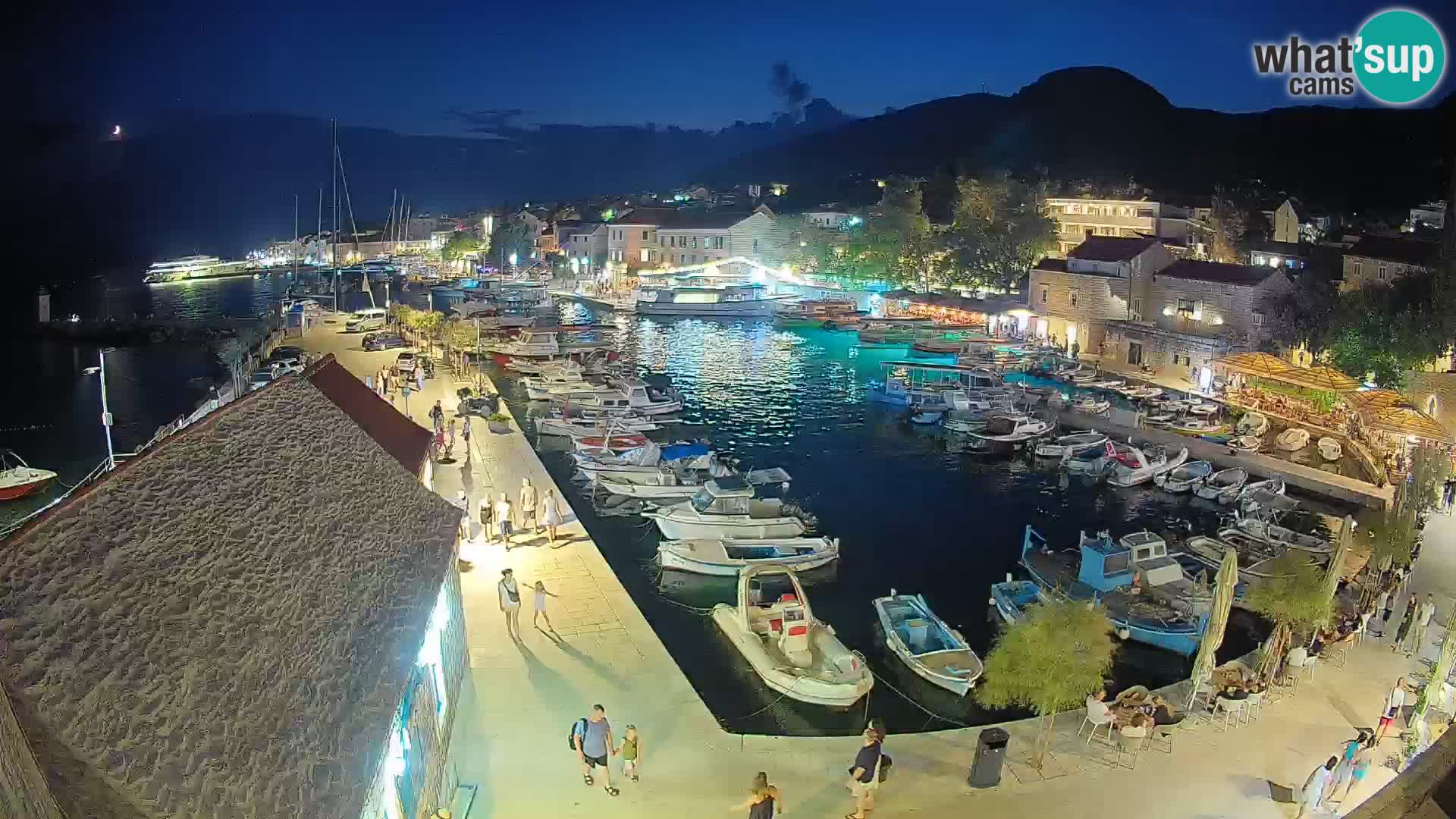Web kamera Bol Riva – Pogled uživo na luku i marinu