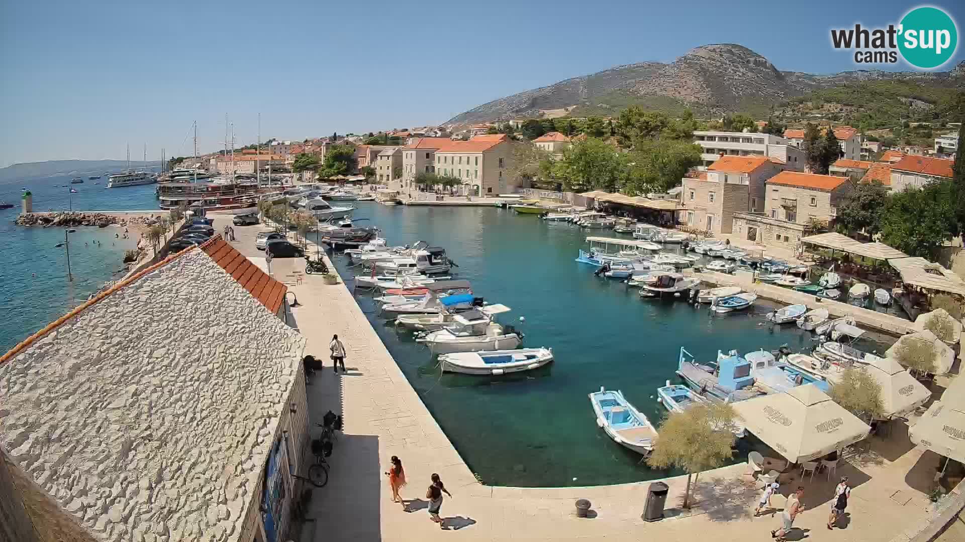 Web kamera Bol Riva – Pogled uživo na luku i marinu