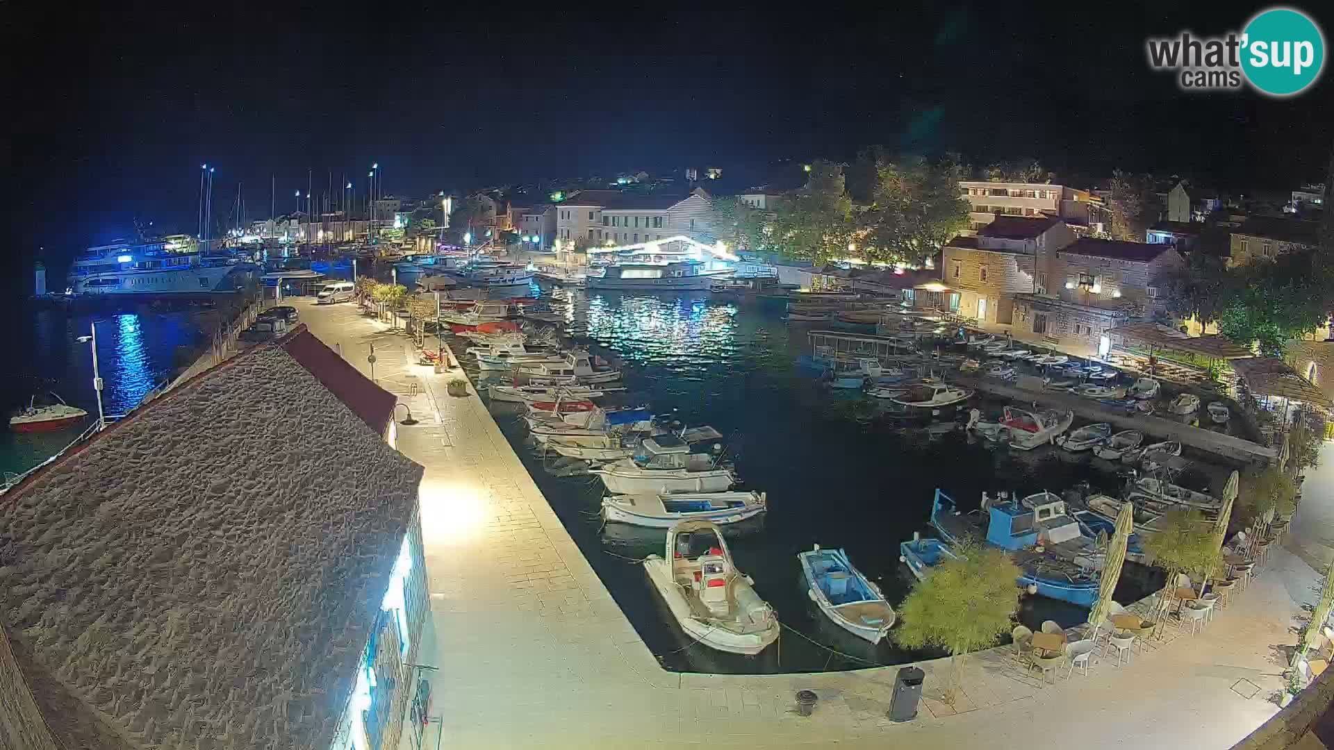 Spletna kamera Bol pristanišče – Pogled v živo na Rivo in marino