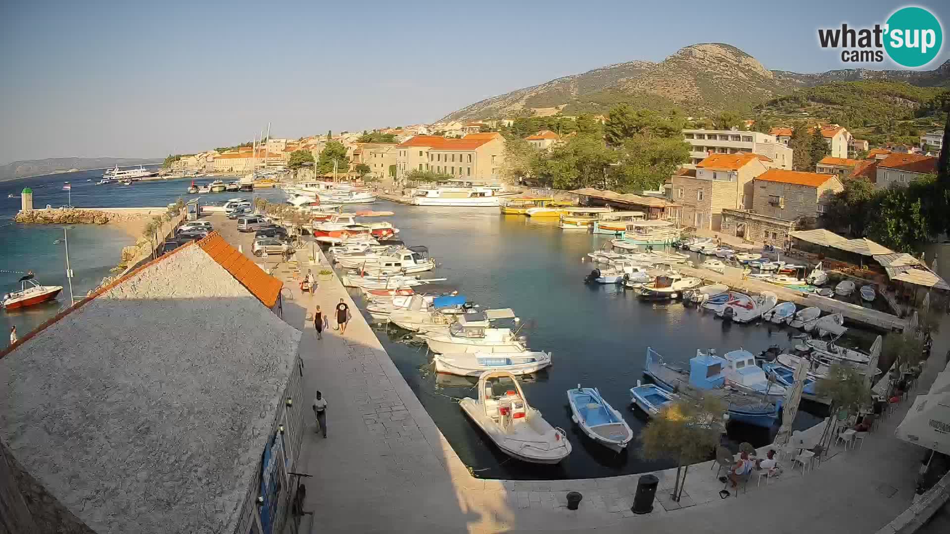 Spletna kamera Bol pristanišče – Pogled v živo na Rivo in marino