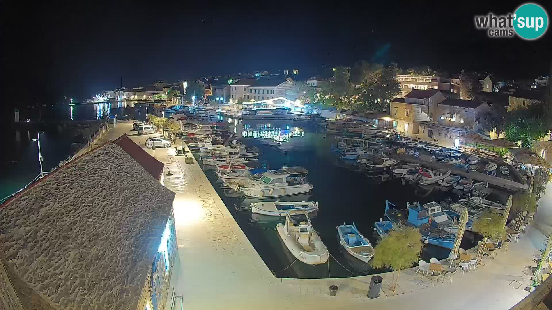 Spletna kamera Bol pristanišče – Pogled v živo na Rivo in marino