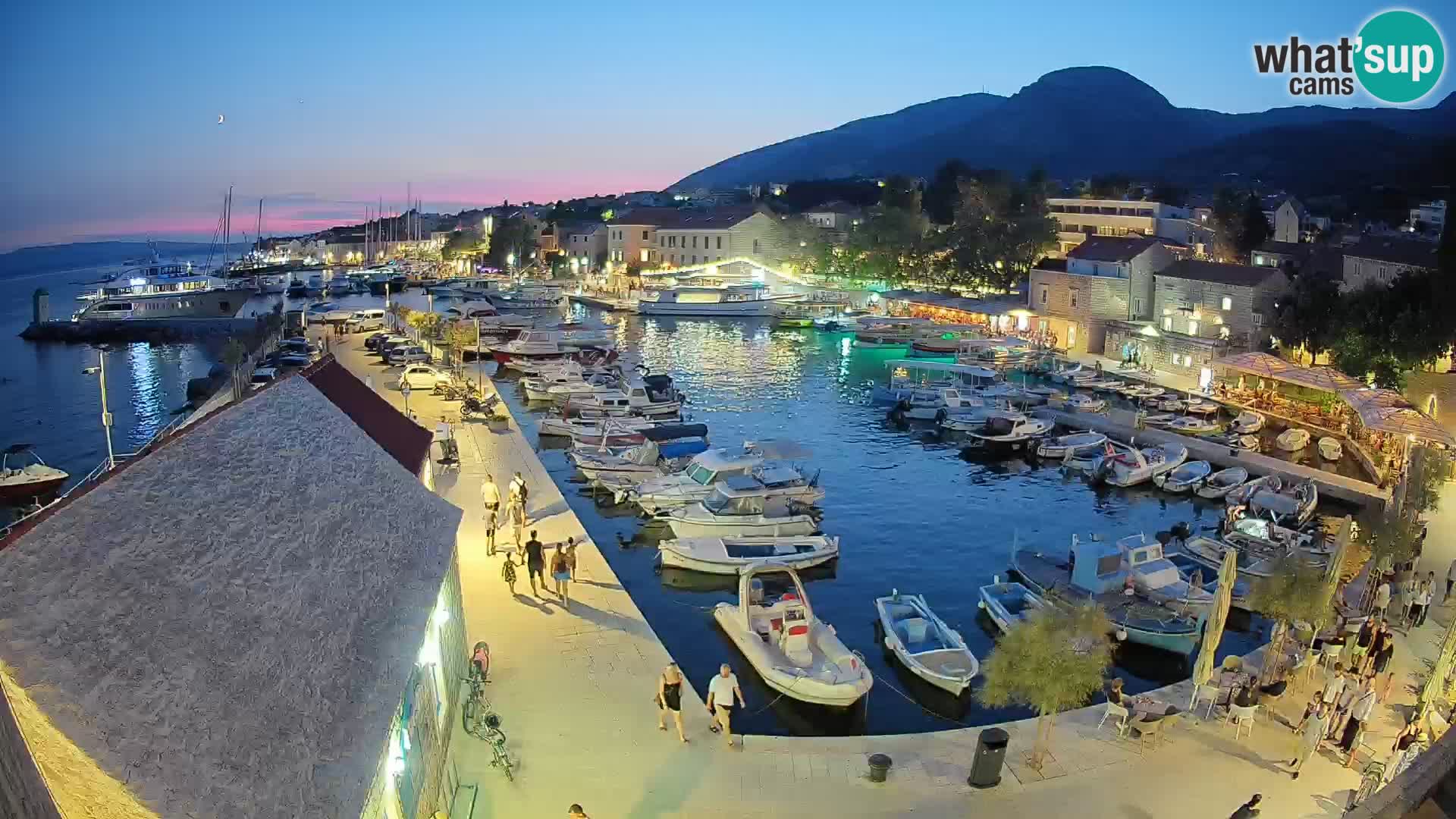 Spletna kamera Bol pristanišče – Pogled v živo na Rivo in marino