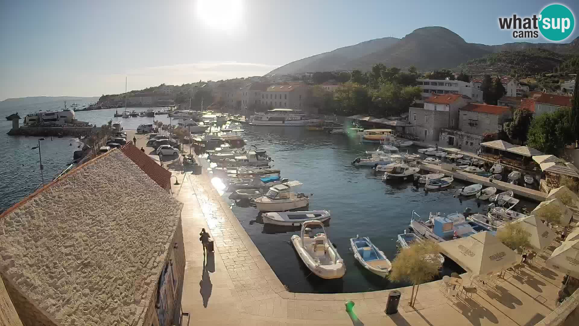 Web kamera Bol Riva – Pogled uživo na luku i marinu