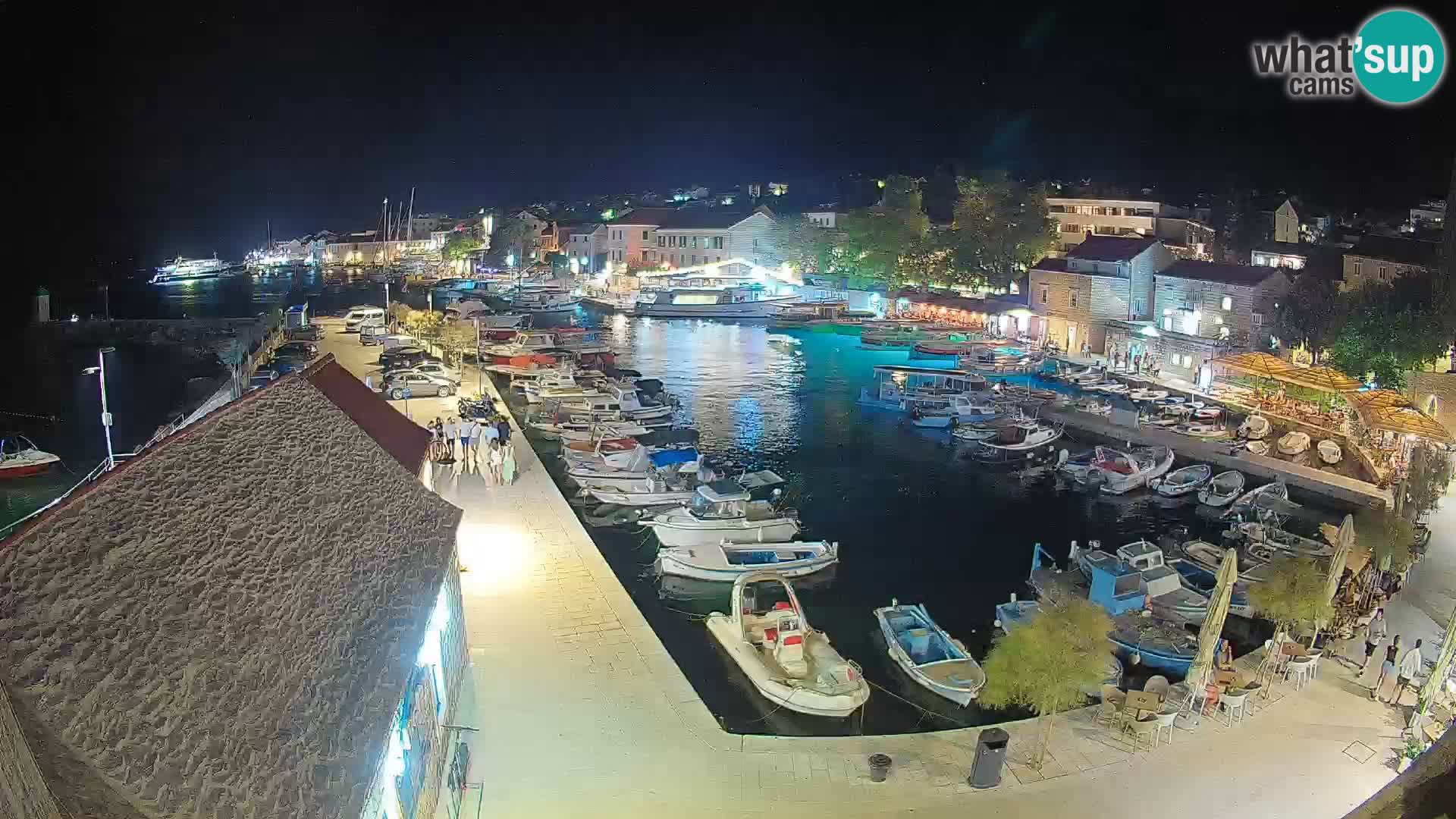 Spletna kamera Bol pristanišče – Pogled v živo na Rivo in marino