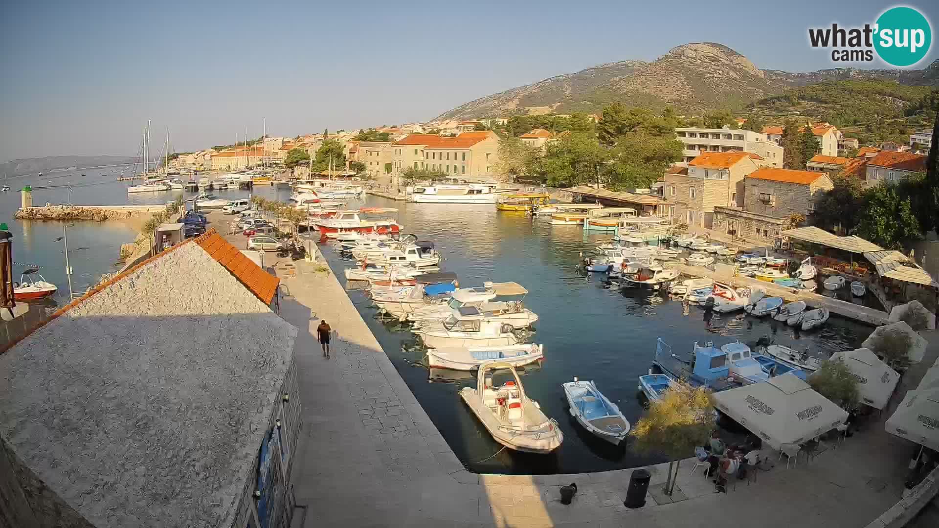 Web kamera Bol Riva – Pogled uživo na luku i marinu