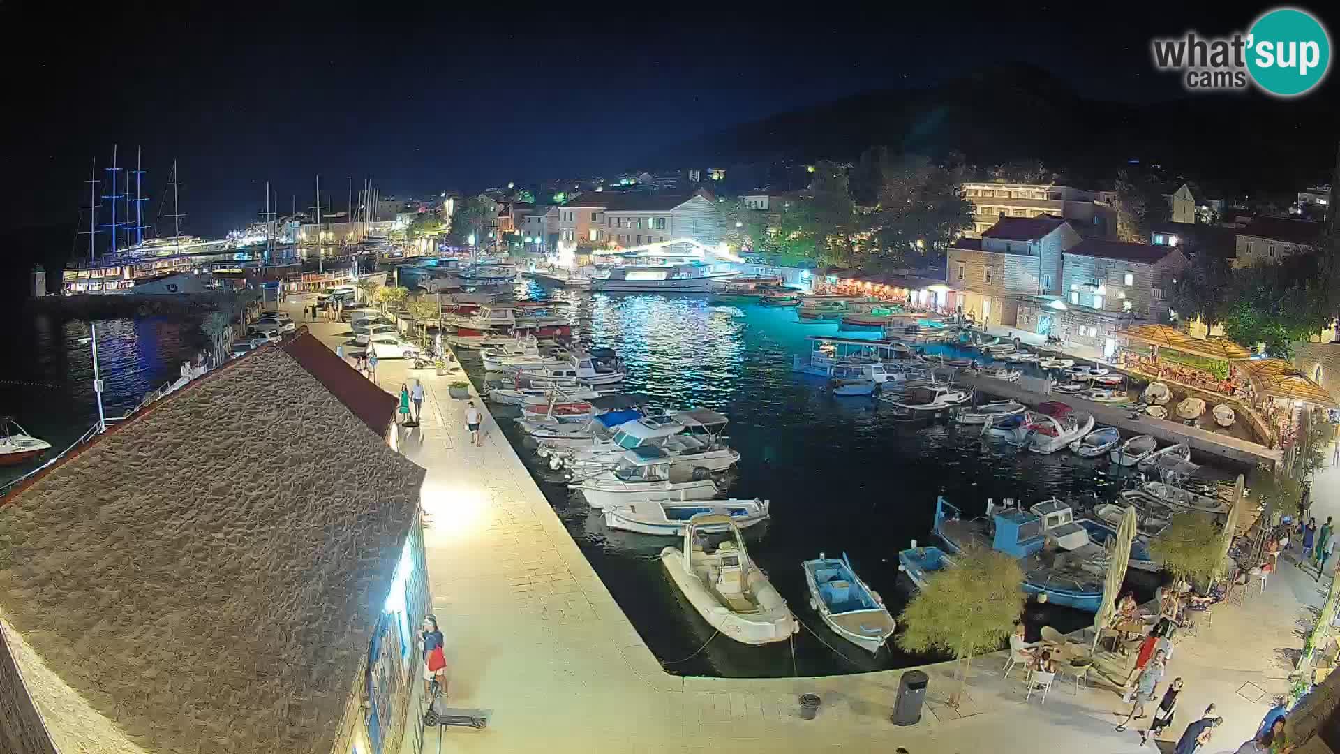 Spletna kamera Bol pristanišče – Pogled v živo na Rivo in marino