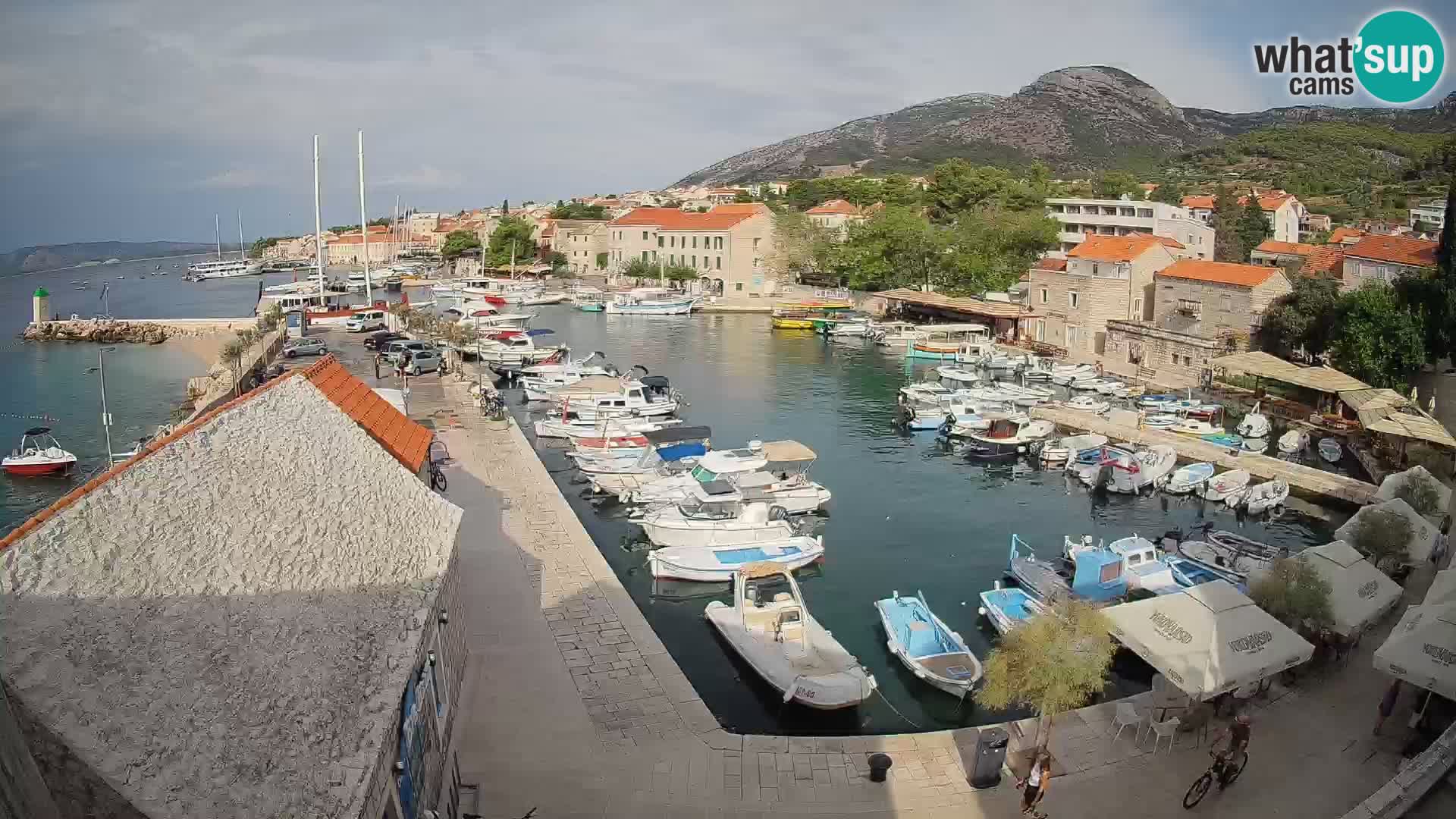 Web kamera Bol Riva – Pogled uživo na luku i marinu