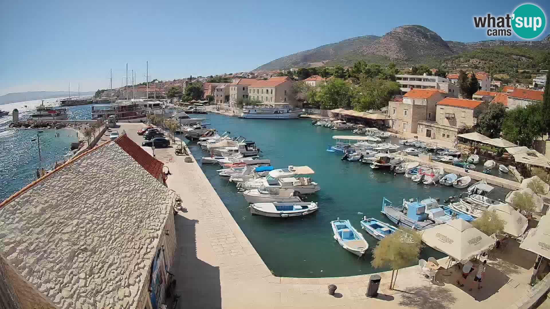 Spletna kamera Bol pristanišče – Pogled v živo na Rivo in marino
