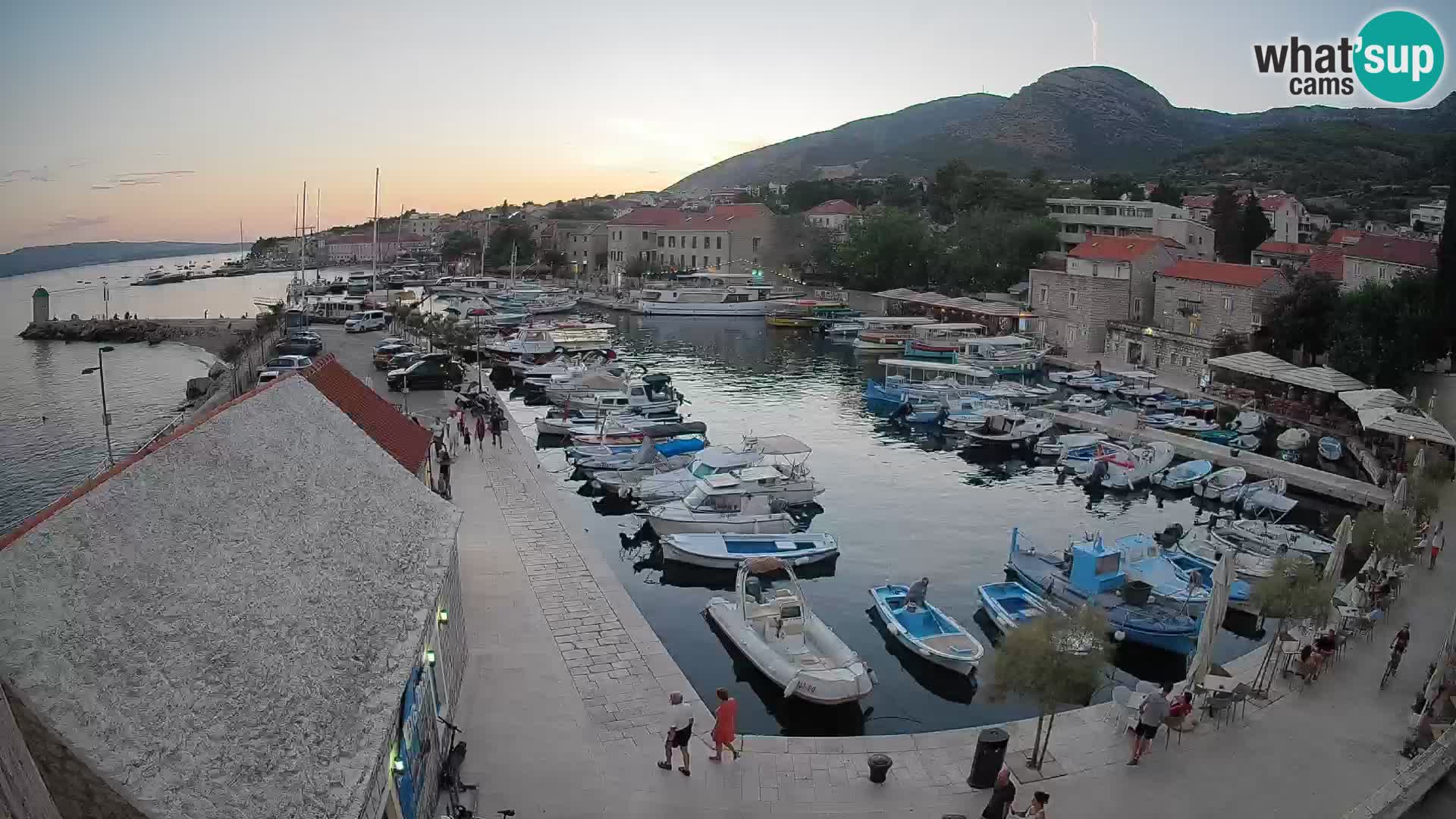 Web kamera Bol Riva – Pogled uživo na luku i marinu