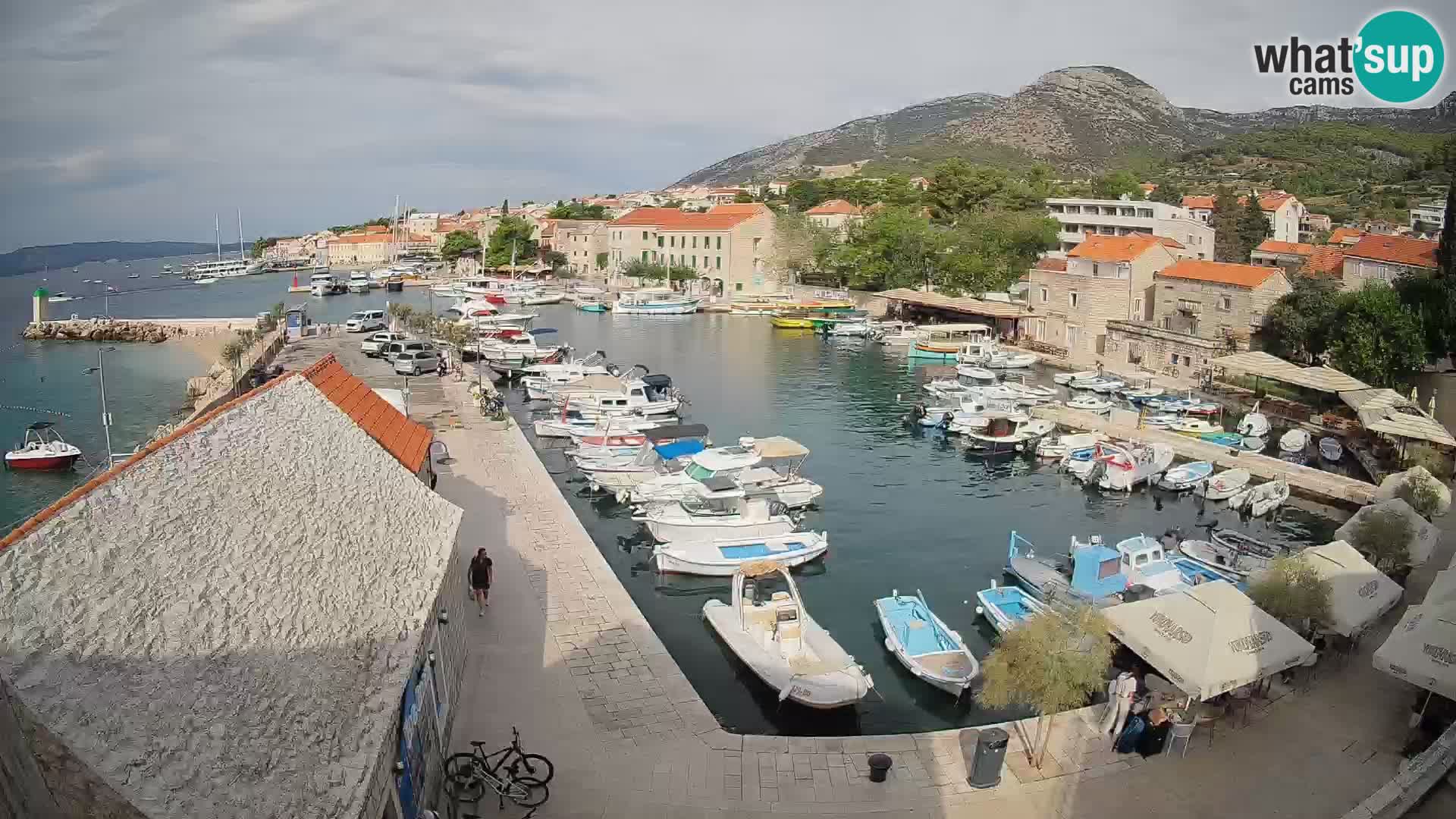 Spletna kamera Bol pristanišče – Pogled v živo na Rivo in marino