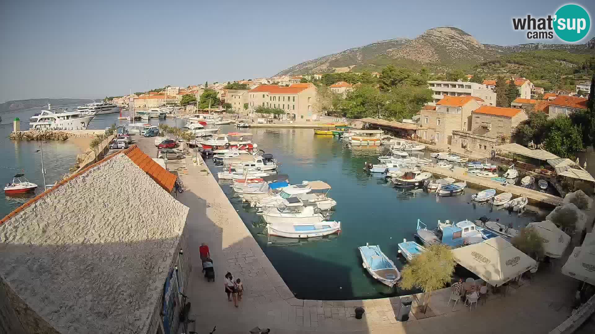 Spletna kamera Bol pristanišče – Pogled v živo na Rivo in marino