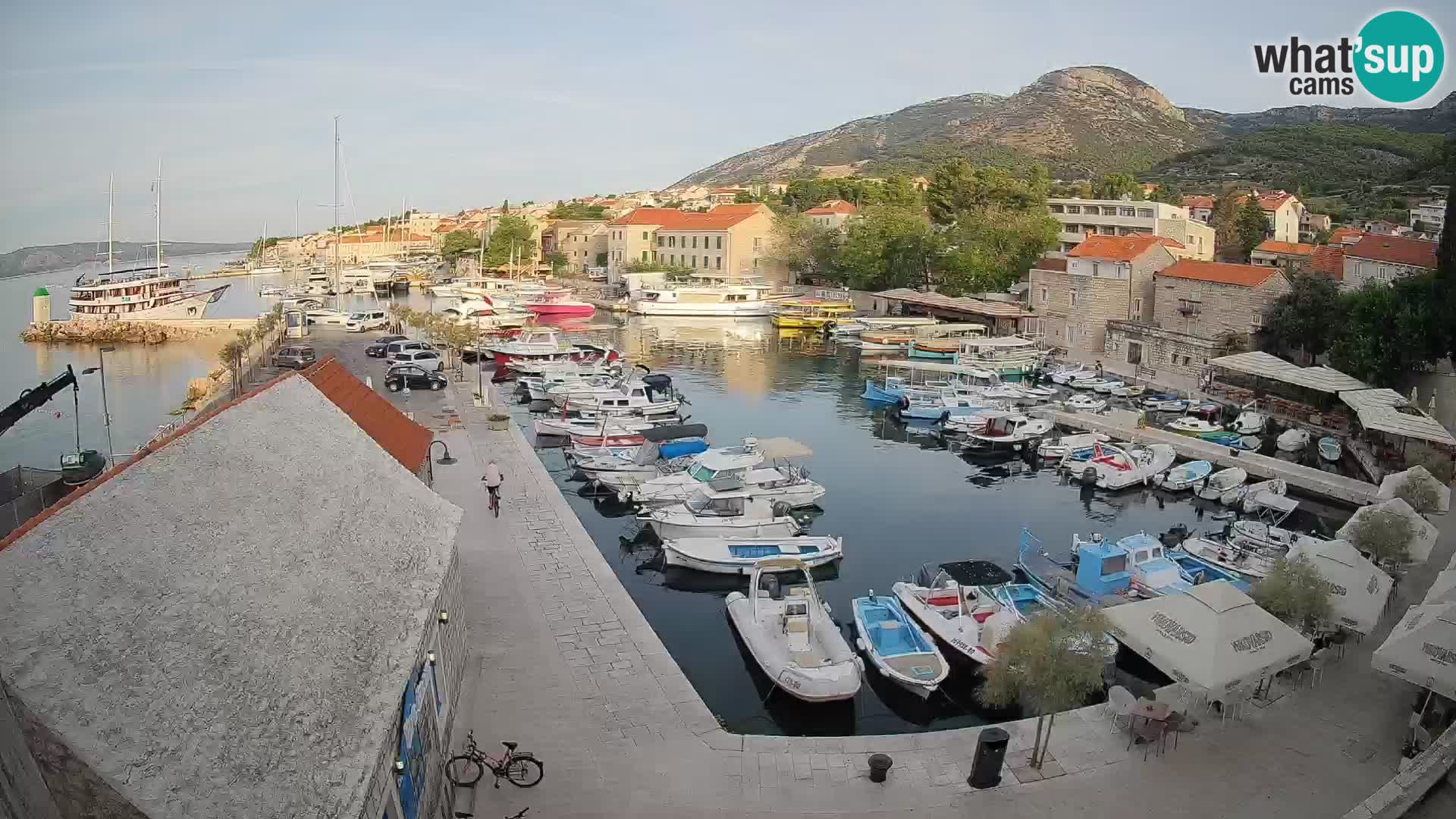 Web kamera Bol Riva – Pogled uživo na luku i marinu
